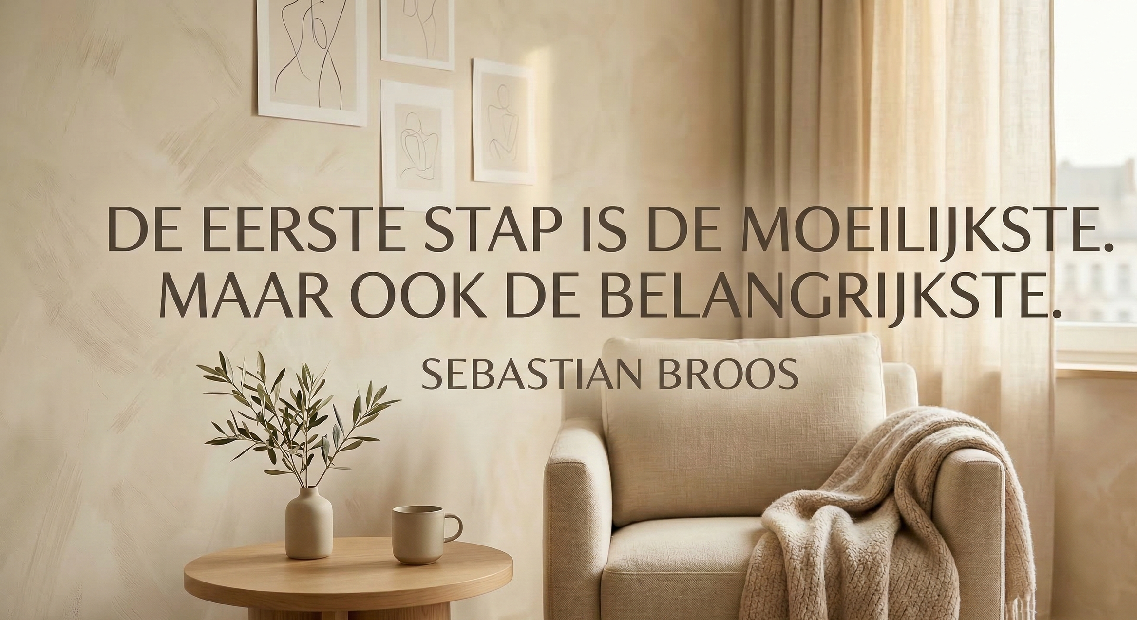 Living room with beige armchair, light-colored curtains, a small round wooden table with a vase containing green leaves, and a mug. On the wall, there are simple line art pictures. A quote in Dutch overlays the image.