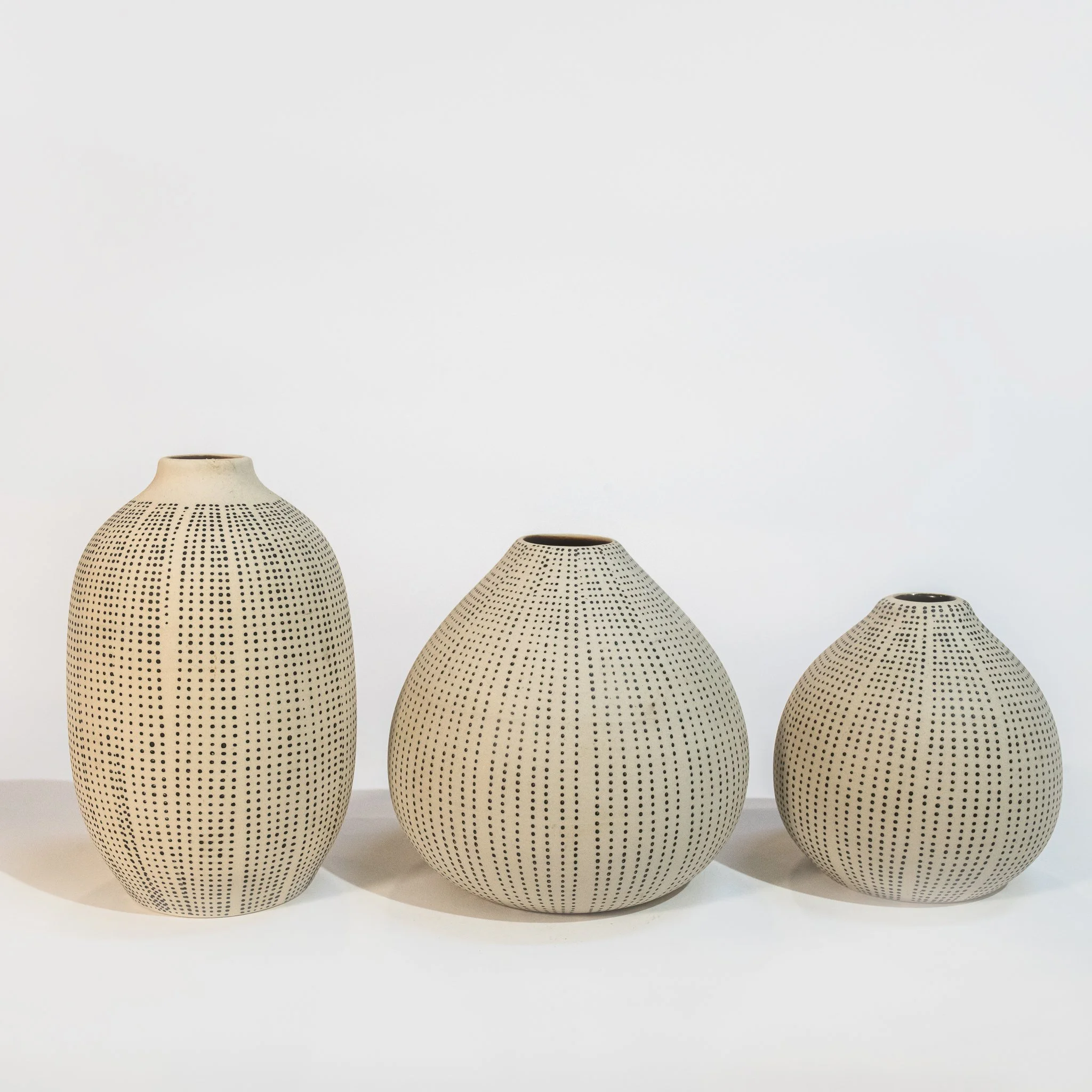 Ilma Stoneware Table Vase
Small (3.5'' x 3.5'')
Medium (4.75'' x 4.75'' x 4.75'')
Large (5.5'' x 3.5'')