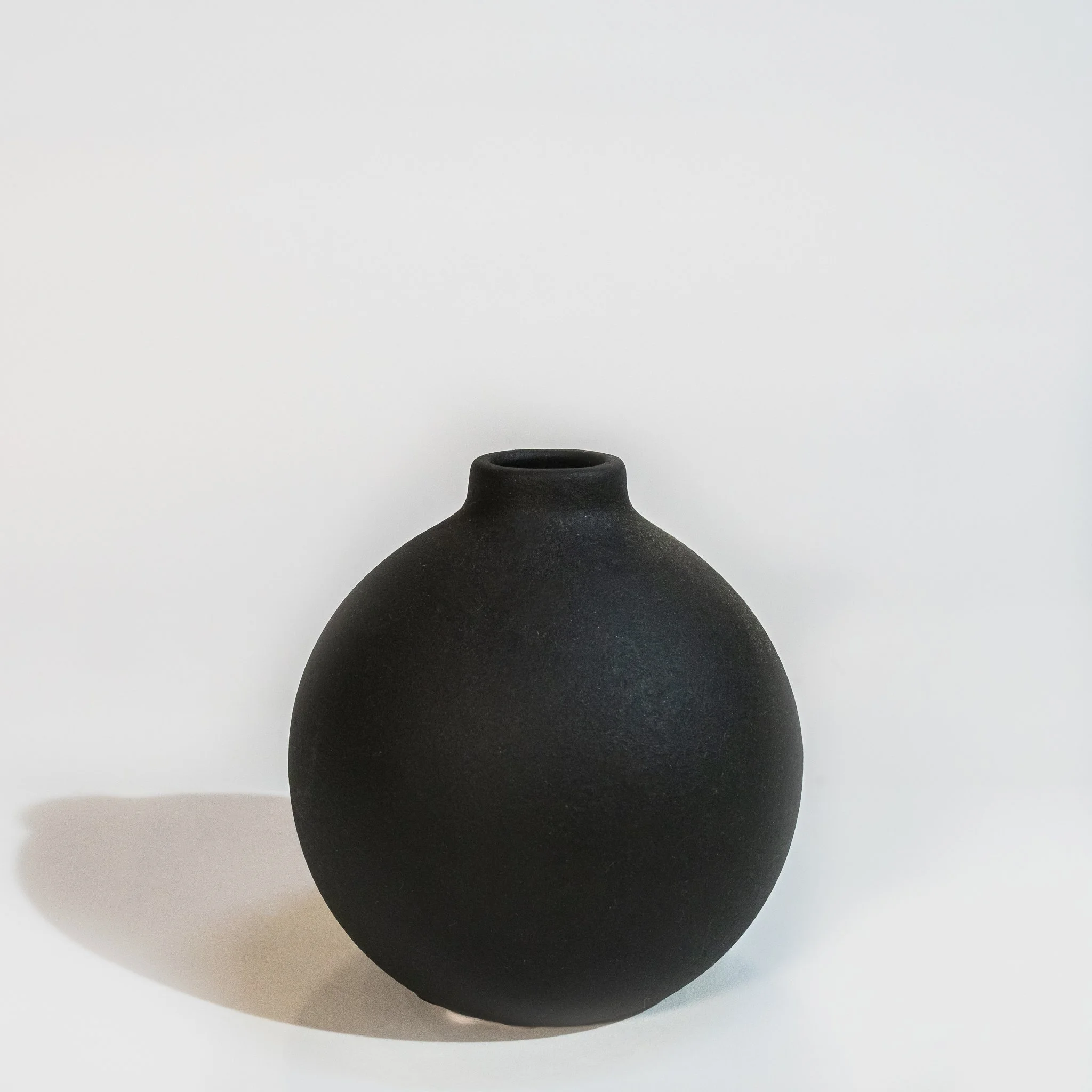 Afloral Set of 3 Black Ceramic Bud Vases
Small (4.25" x 3.5")