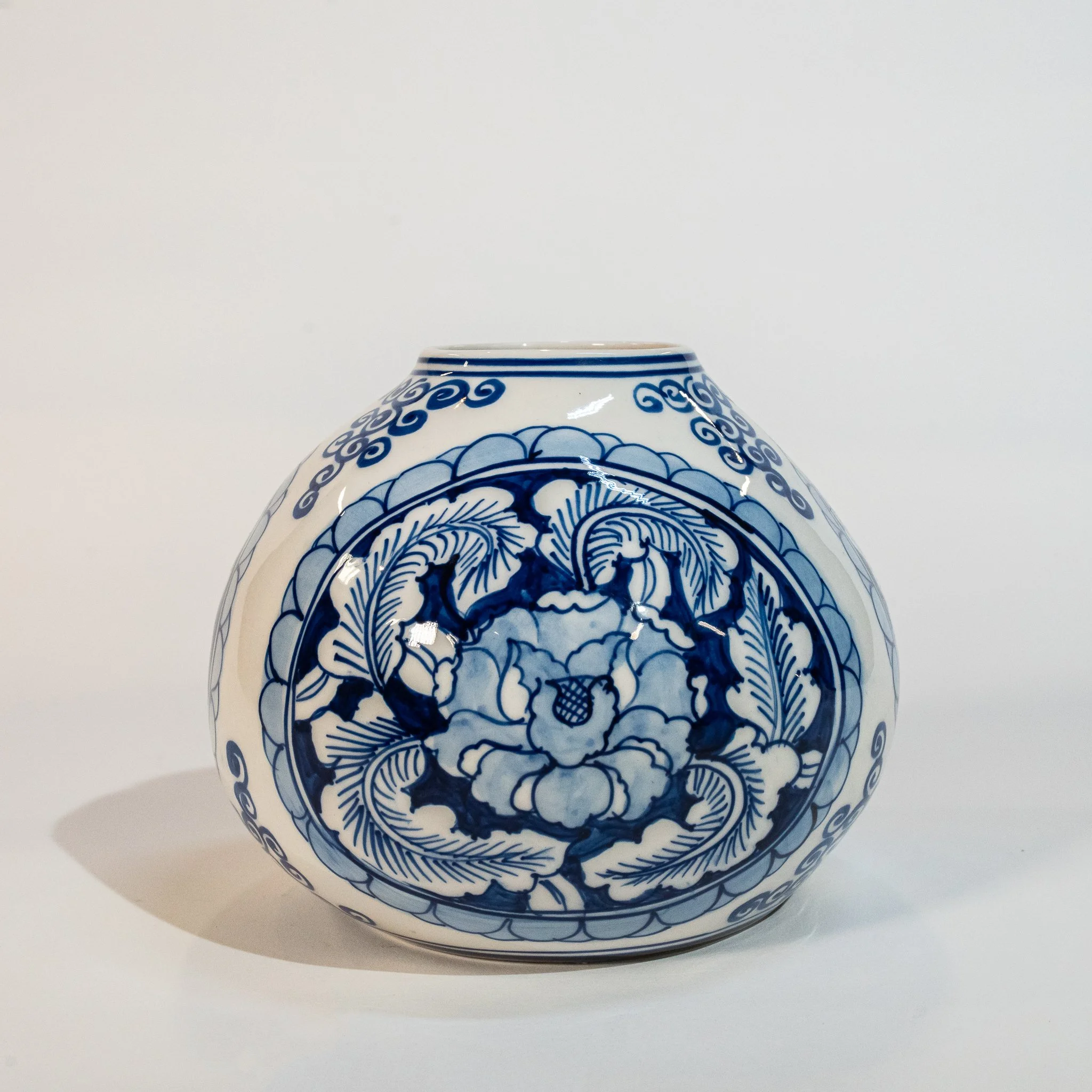 Eleanor Vase (6.25 x 6.25 x 4.75)