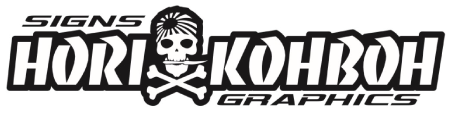 ロゴデザインで、スカルとクロスボーンを含み、『SIGNS HORI KOHOH GRAPHICS』というテキストが配置されています。
