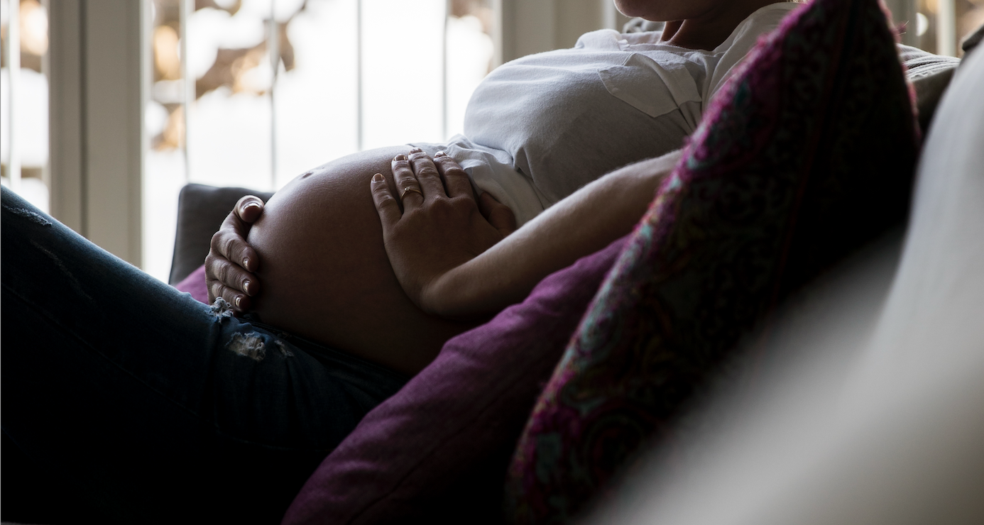 Schwangere Frau bei Gebutsvorbereitungskurs