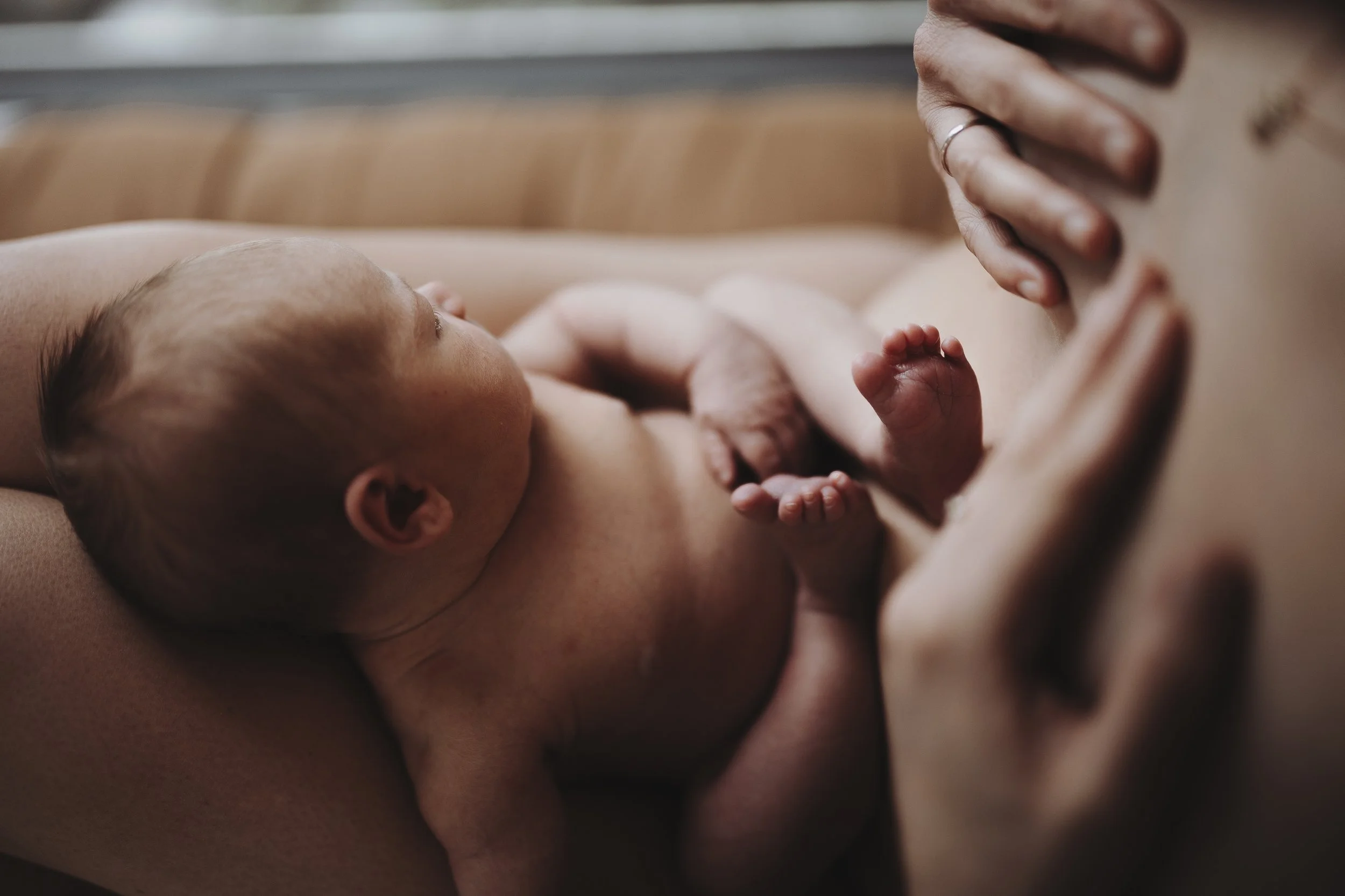 Baby und Frau im Wochenbett