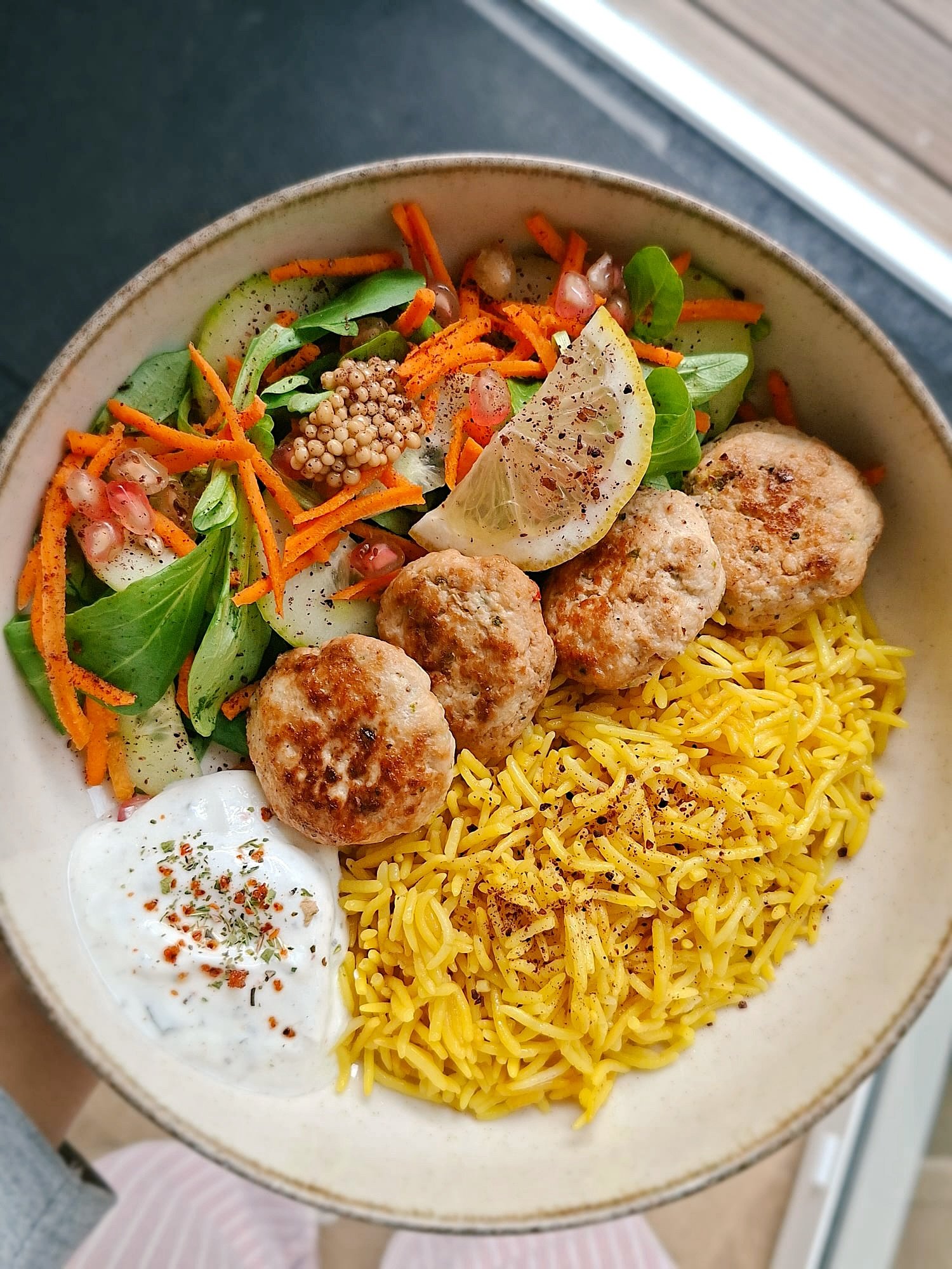 ✨ Au menu du midi cette semaine ✨

Kefta de poulet aux &eacute;pices douces, salade de crudit&eacute;s &amp; sauce aux herbes fra&icirc;ches, riz &agrave; la cardamome
Et en dessert : baklava aux noix &amp; amandes, orange. 

Une assiette g&eacute;n&