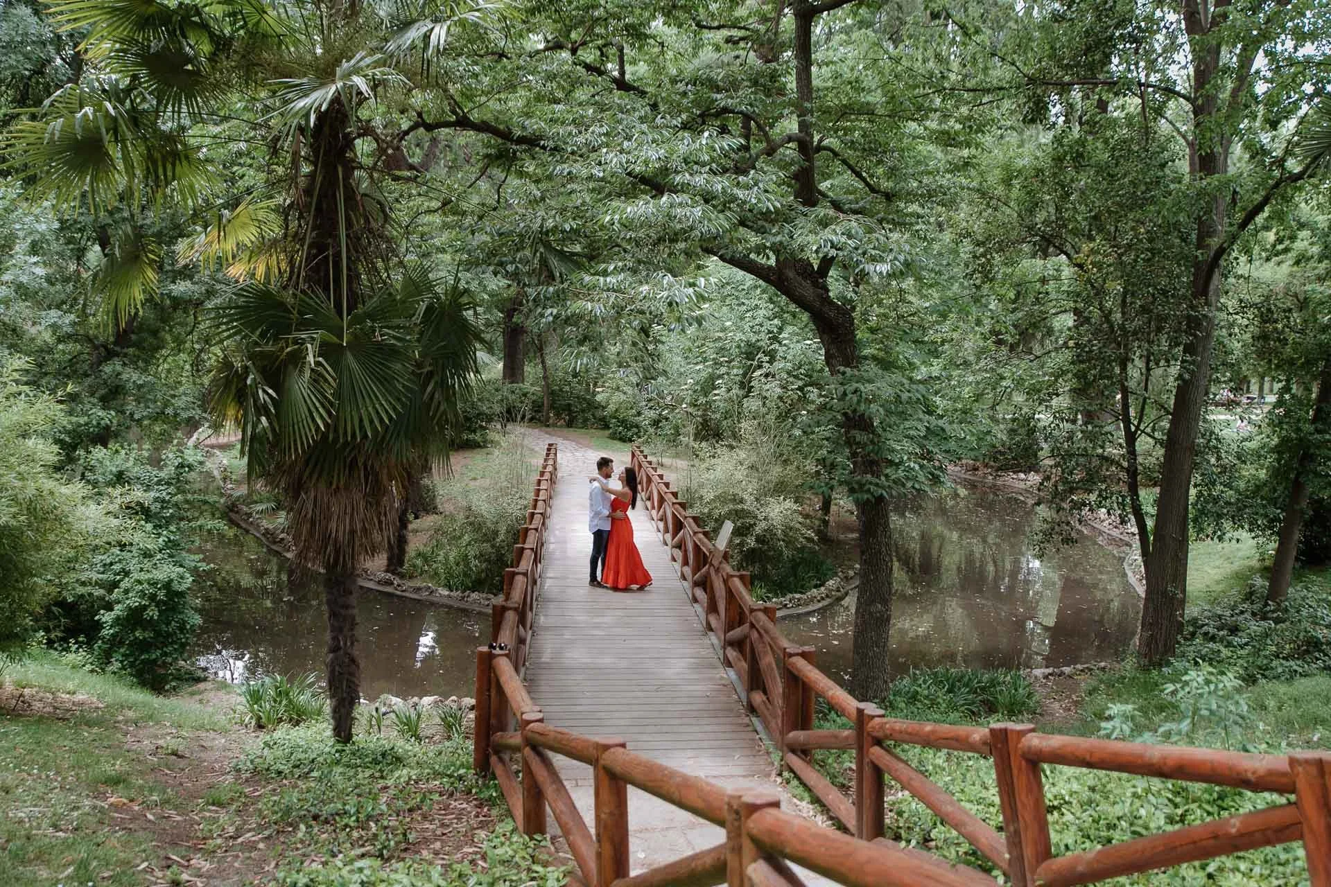 Engagement proposal in Madrid photographed secretly