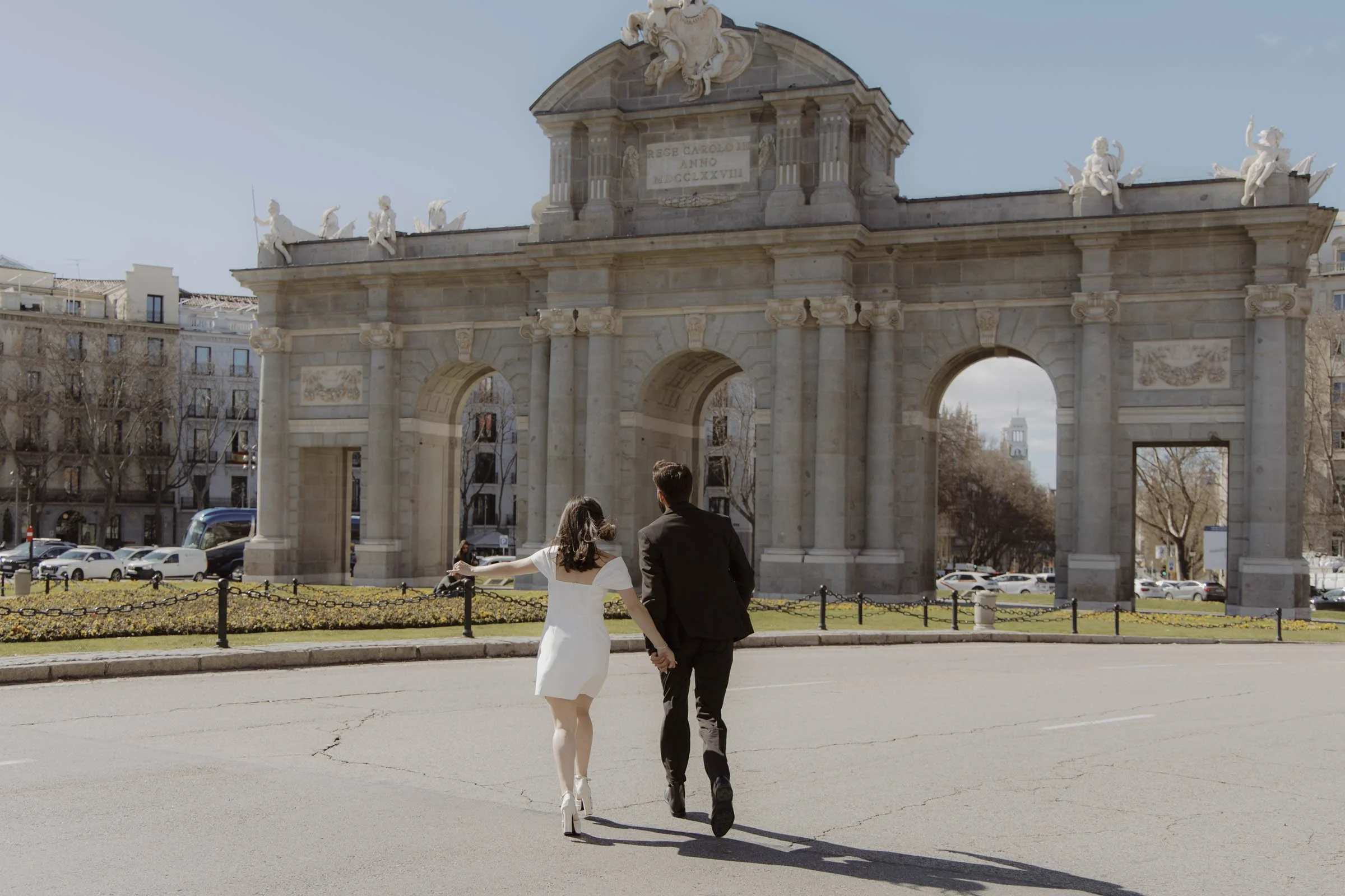 Engagement photography in Puerta de Alcala and Gran Via street in Madrid