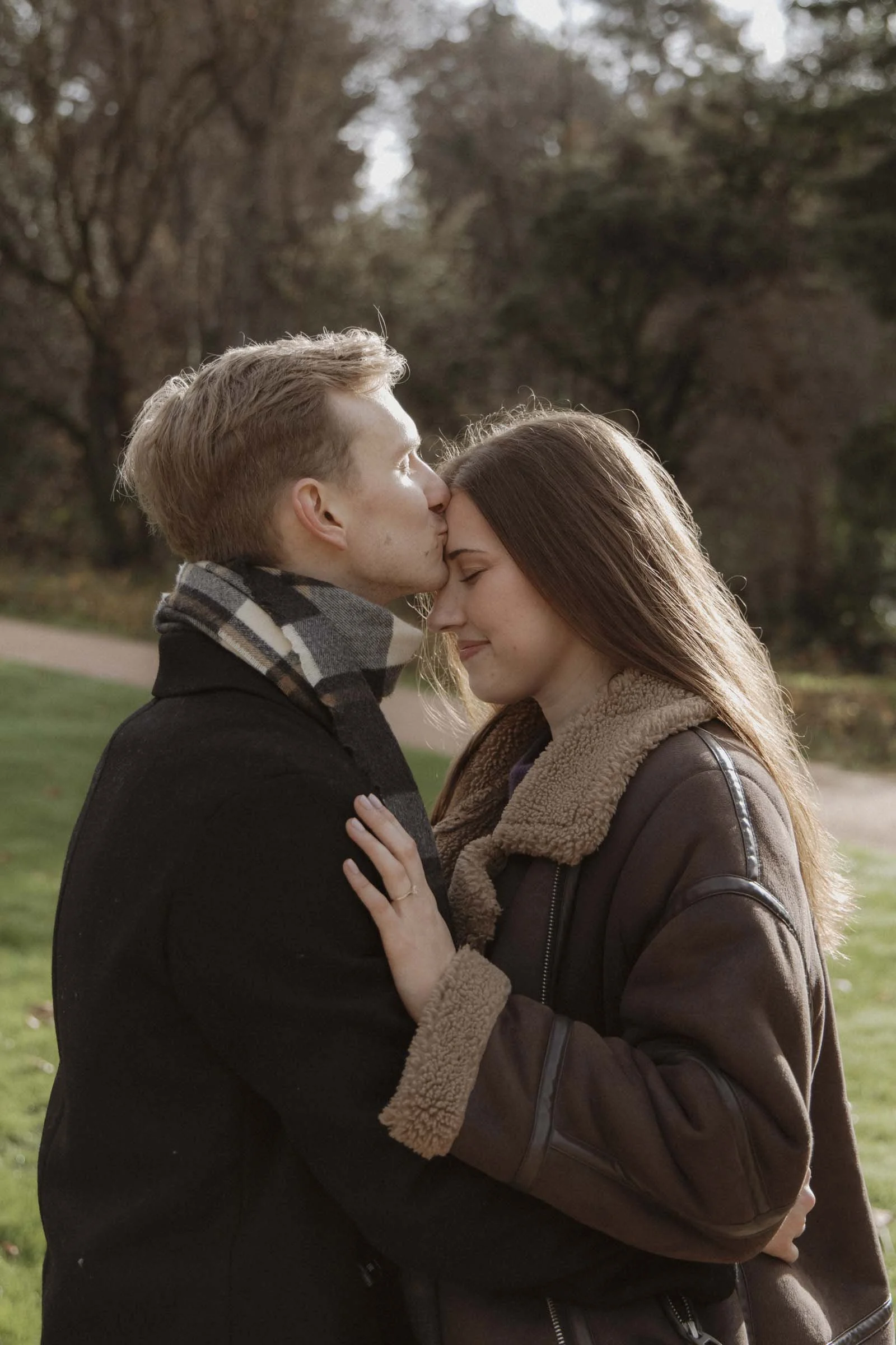 Magic surprise proposal photography in the campo del moro gardens in madrid