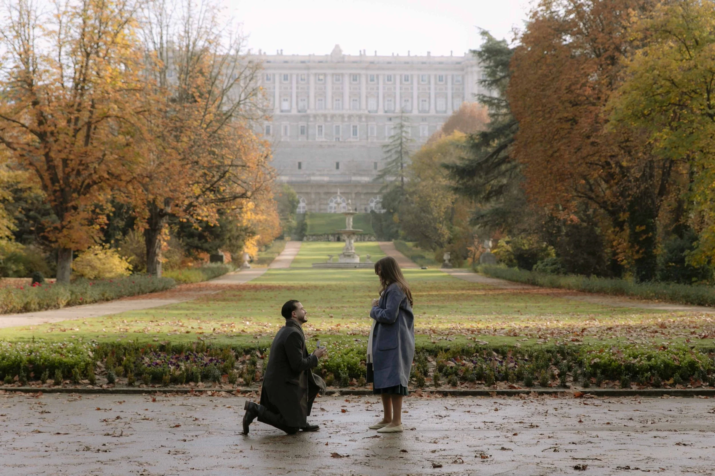 Discreet proposal photography in Madrid with real and spontaneous reactions