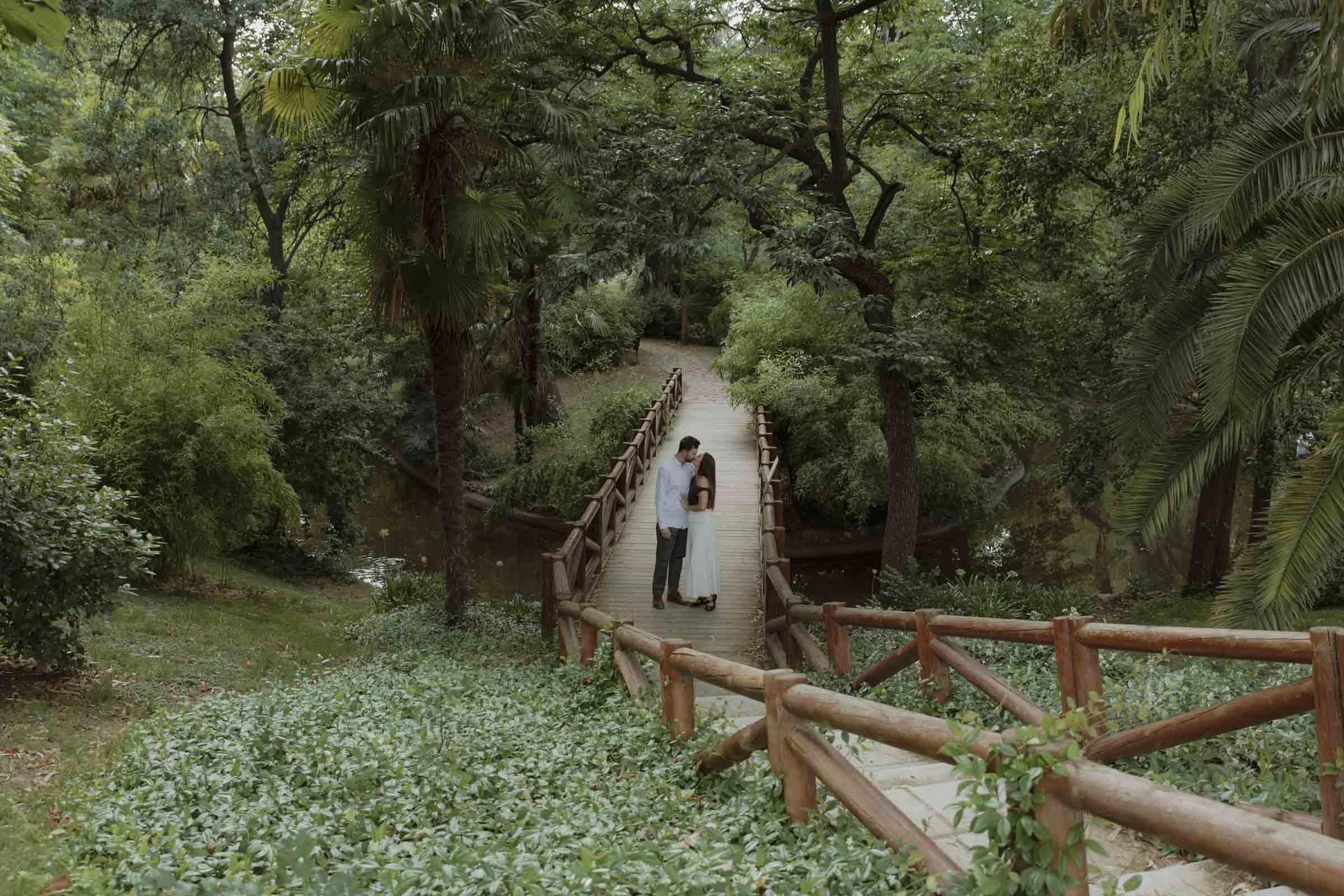 engagement photography in retiro park near the rose garden