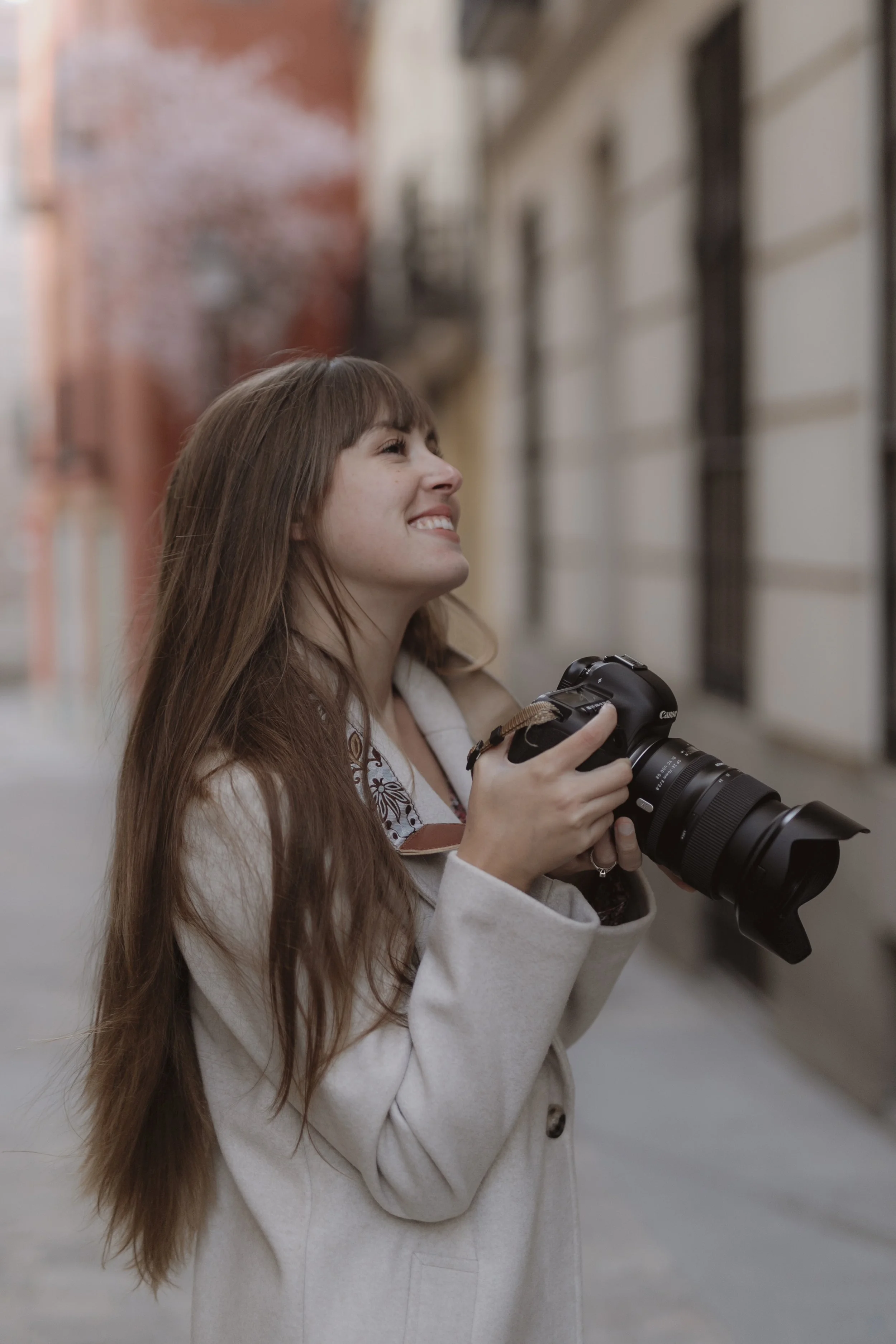 Hidden photographer capturing a surprise engagement in Madrid naturally