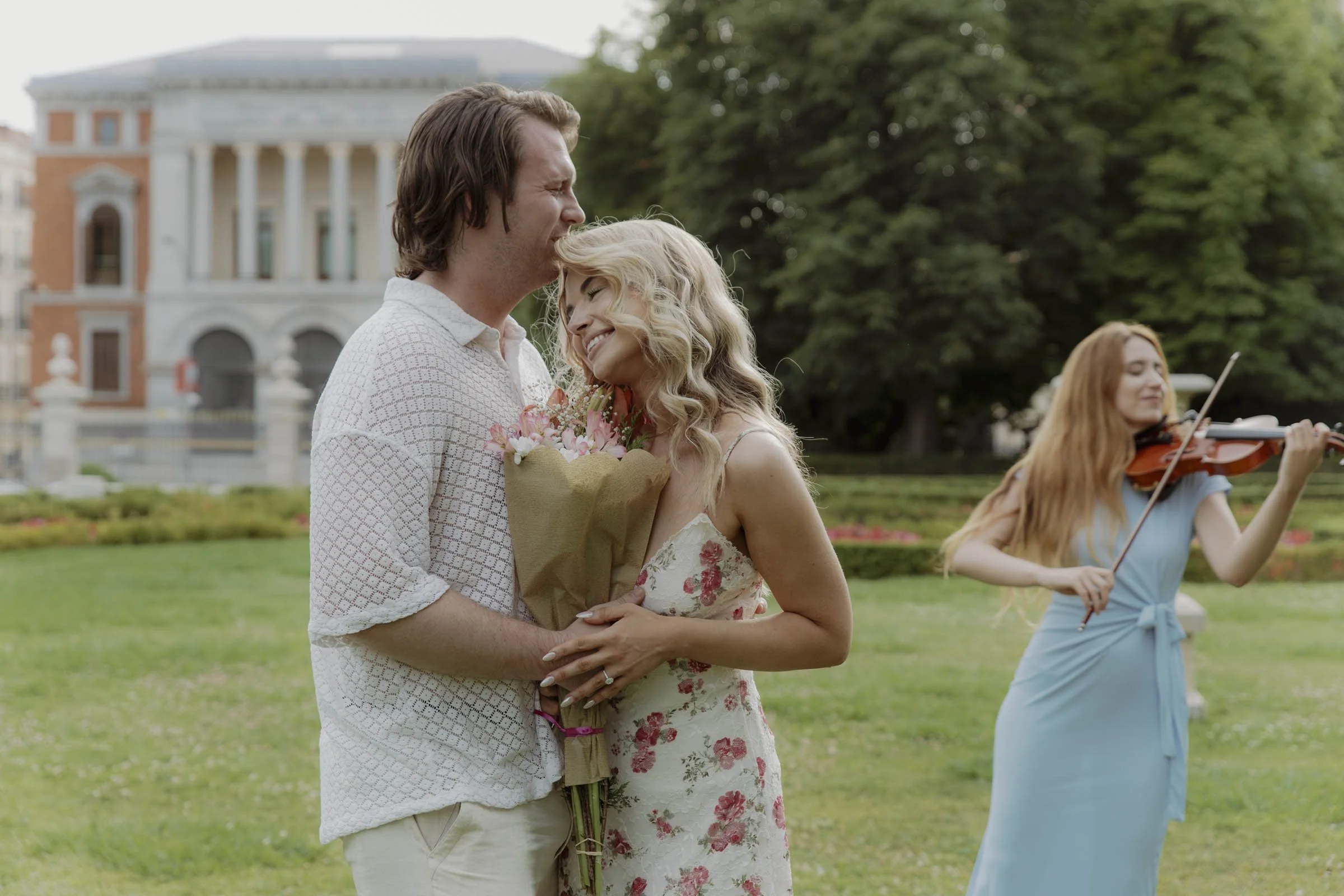 Emotional marriage proposal photoshoot in retiro park, madrid