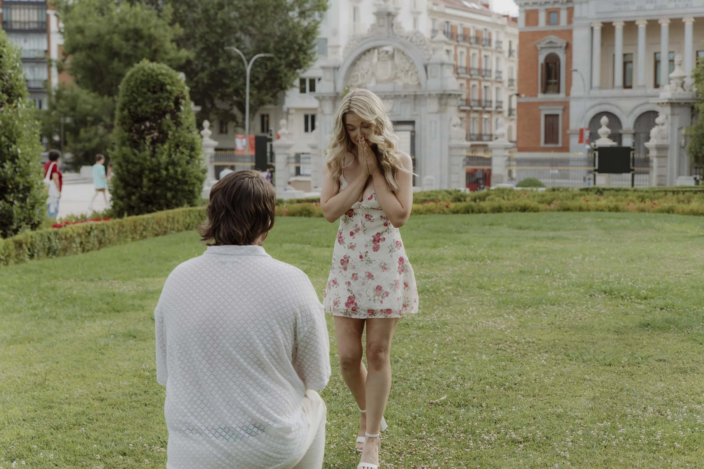 Lovely surprise proposal photo session in the retiro park in madrid, spain