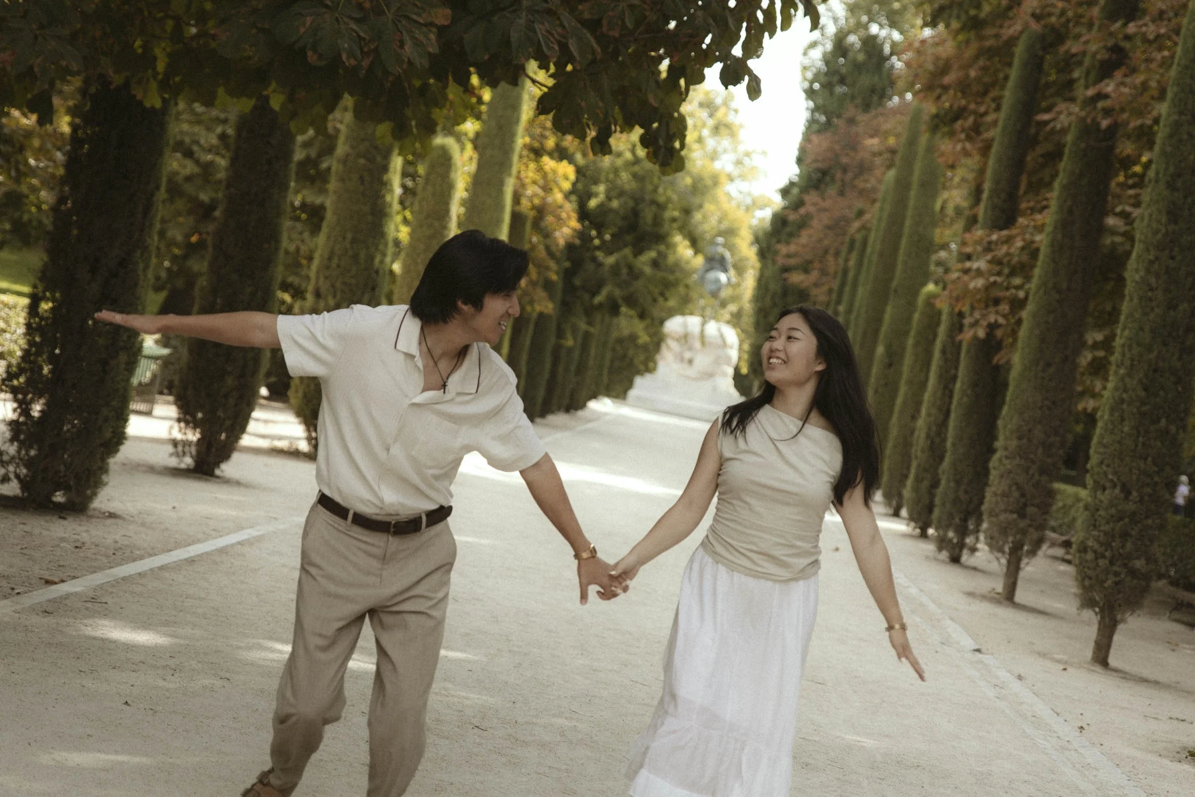 Engagement proposal in Madrid documented in a natural and timeless way