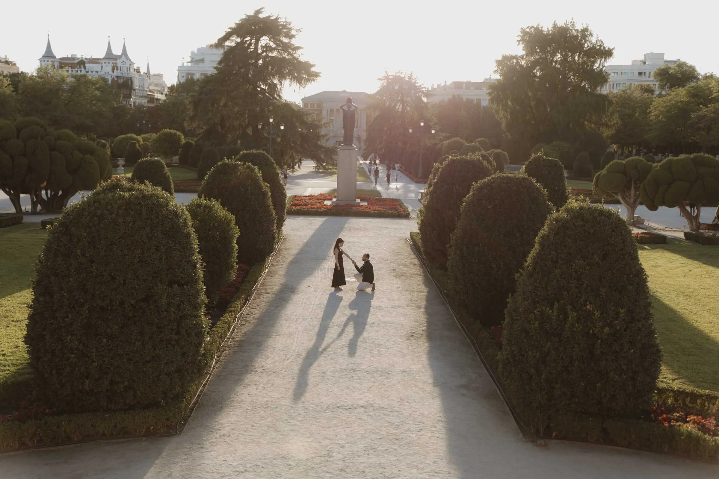 Proposal moment in Madrid with authentic and spontaneous photos