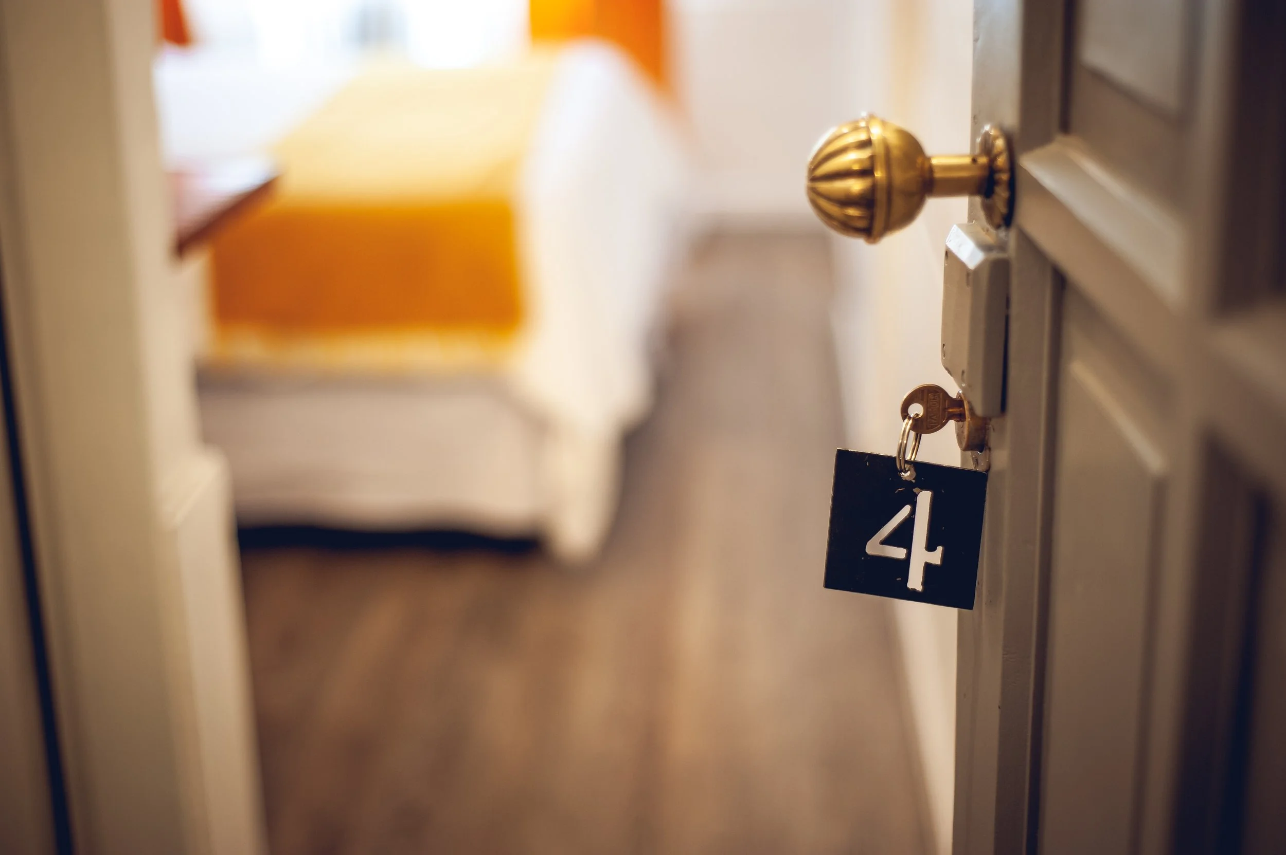 Cerradura de puerta con llave en un armario o caja fuerte, vista lateral, enfoque en el pomo de la cerradura.