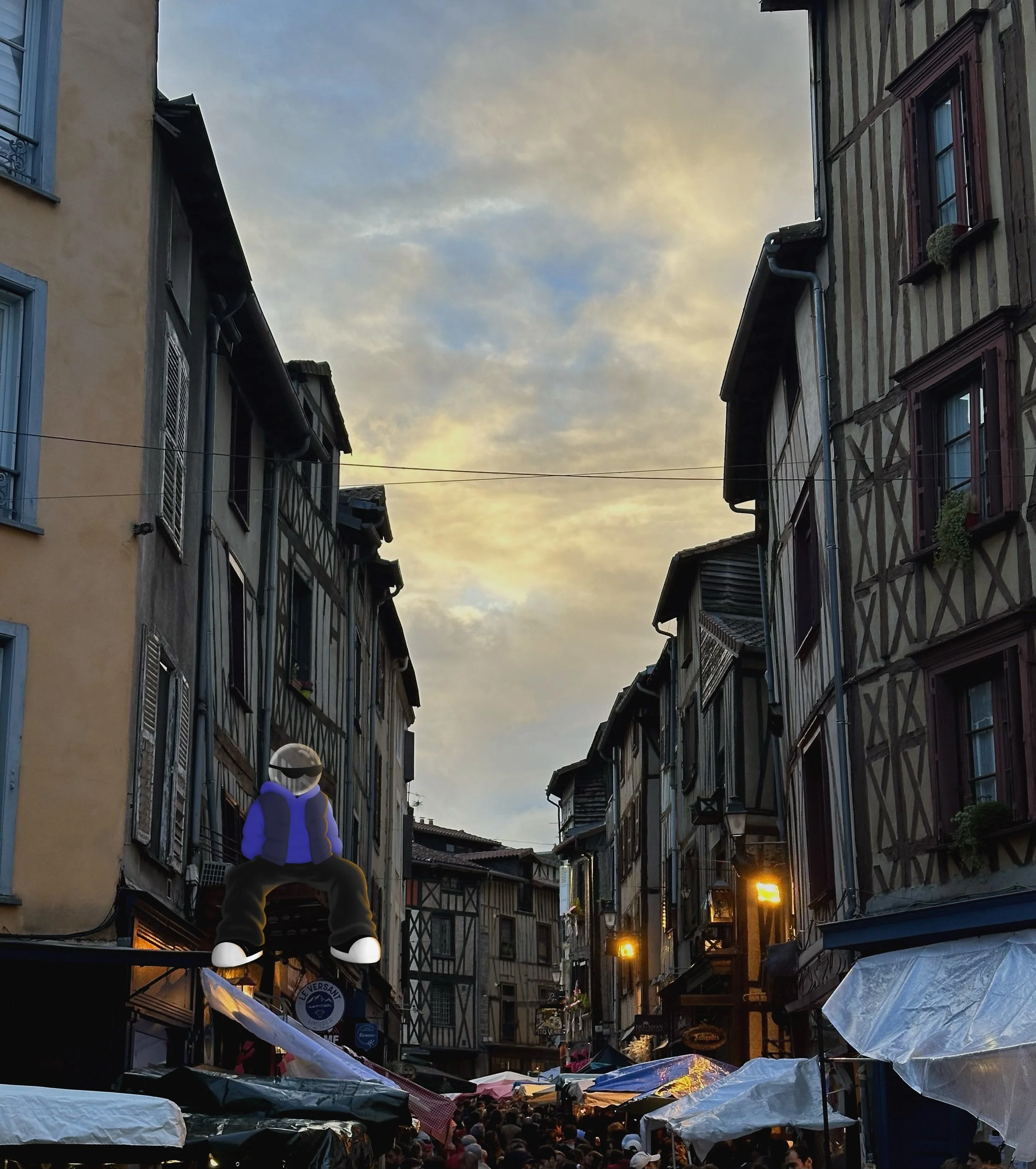 Une rue animée avec des bâtiments à colombages, des étals de marché avec des parasols, une foule de personnes et un ciel nuageux au crépuscule. Un personnage illustré et incrusté dans le fond, vêtu d’un pull bleu, d’un pantalon noir et de lunettes