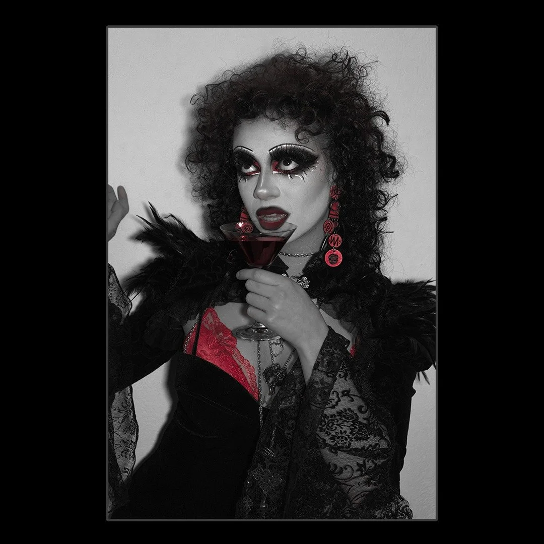 My 1st time shooting portrait with @__miss.annthrope__ 

We made those pictures while waiting for our friends to celebrate New Year's. Being a bit tipsy we made the rash decision to take some snaps which I edited afterwards. 

#goth #gothgoth #gothgi