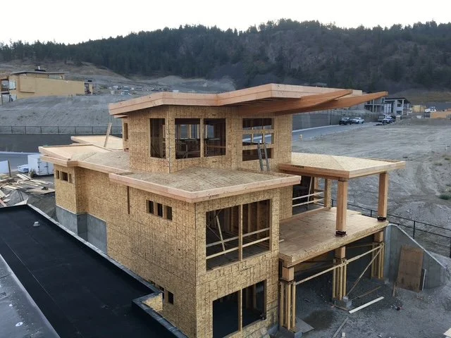 Oranssi carpenter using bench saw