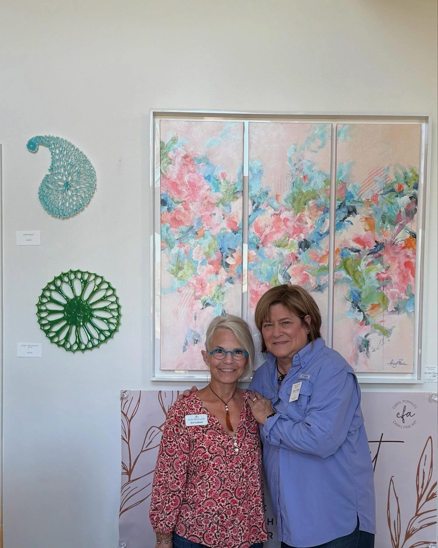 Thanks SO much to all the lovely people who visited my glass studio this weekend. It was such a joy to collaborate with Caryl Pomales @carylfineart .Her beautiful abstract expressionist paintings looked amazing with my glass!  AND, student artist, Ab