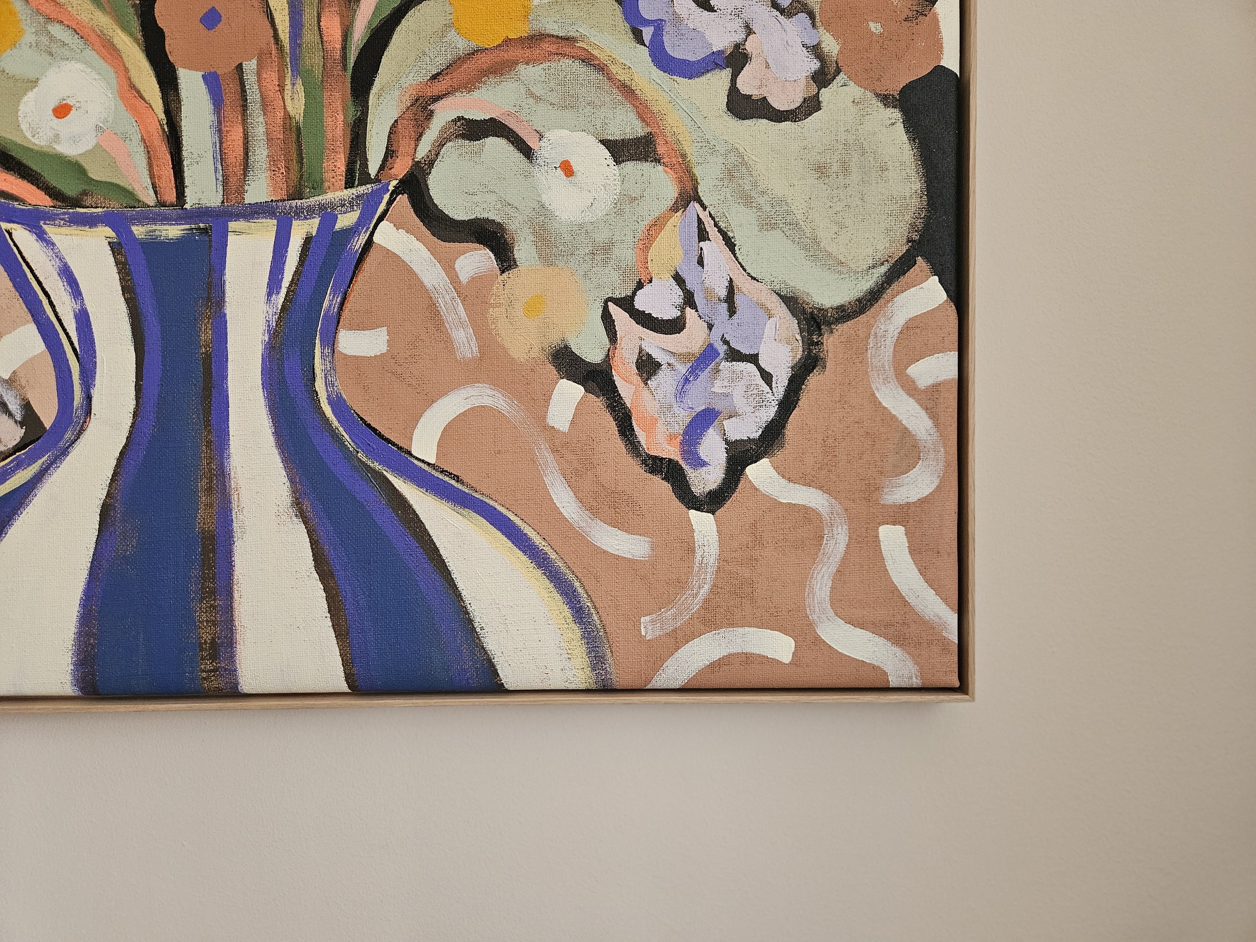 Abstraktes Gemälde mit Blumen in einer blauen Vase, pastellfarben und schwarzen Akzenten, auf einer Holzrahmen Umrahmung.