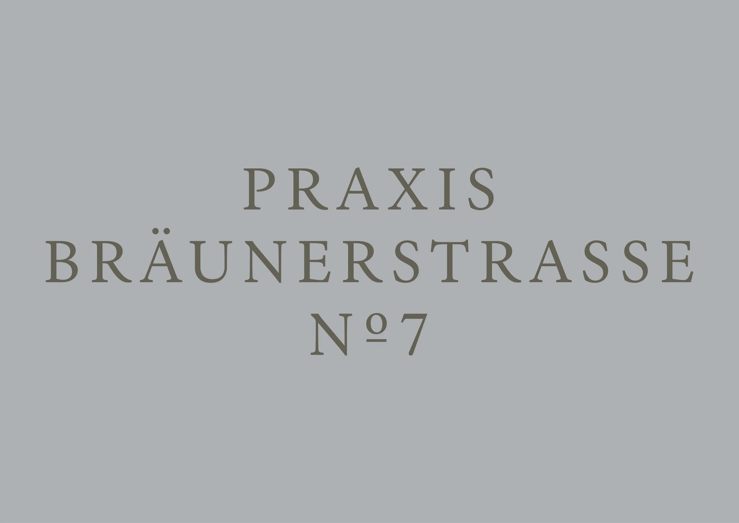 Text auf einer grauen Wand mit schwarzer Schrift, der lautet: "PRAXIS BRÄUNERSTRAßE No.7"