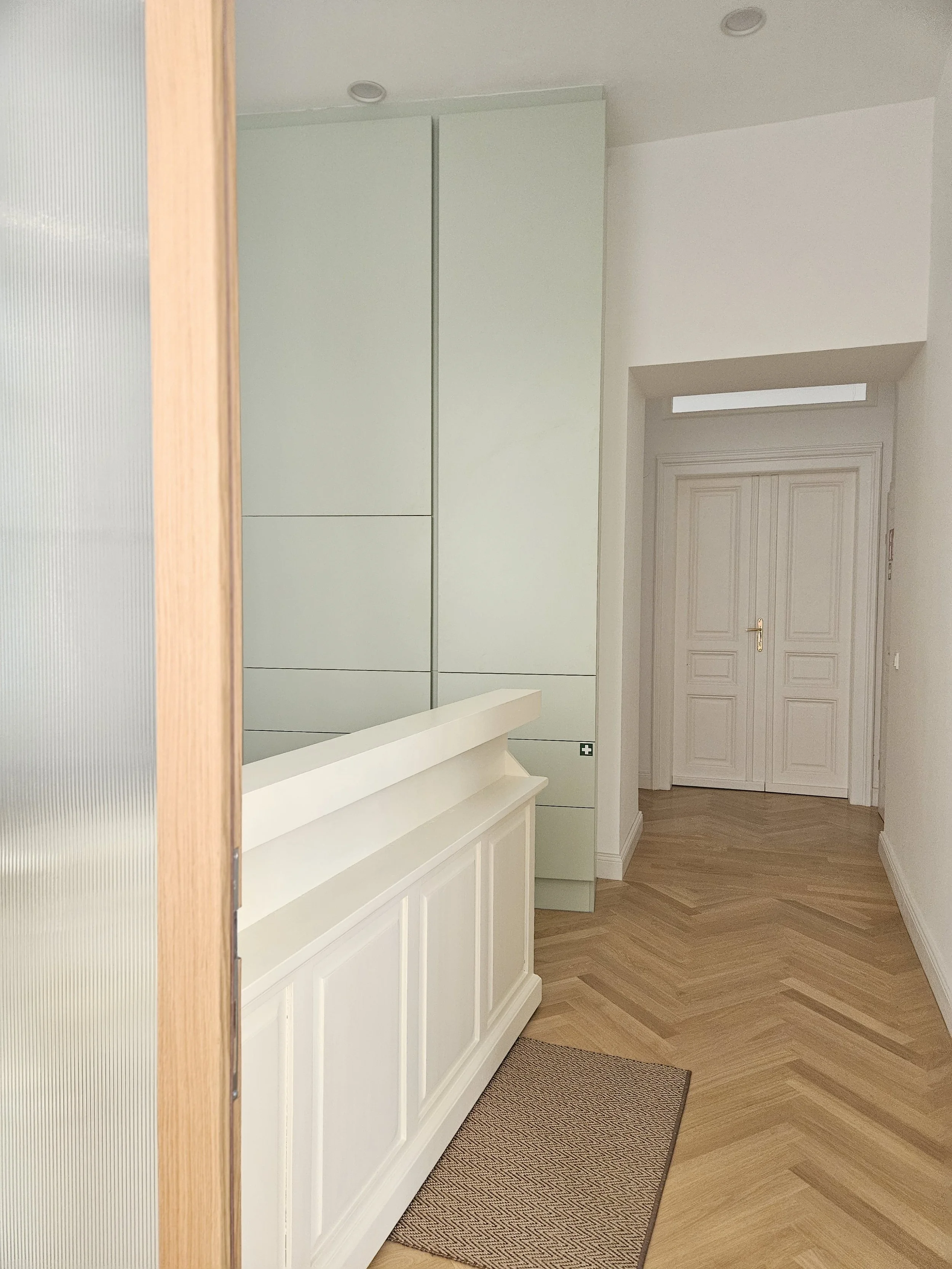 Innenaufnahme einer eleganten Praxis in der Wiener Innenstadt, Ordinationsbereich zum Wohlfühlen, Empfangsbereich mit Parkettboden
