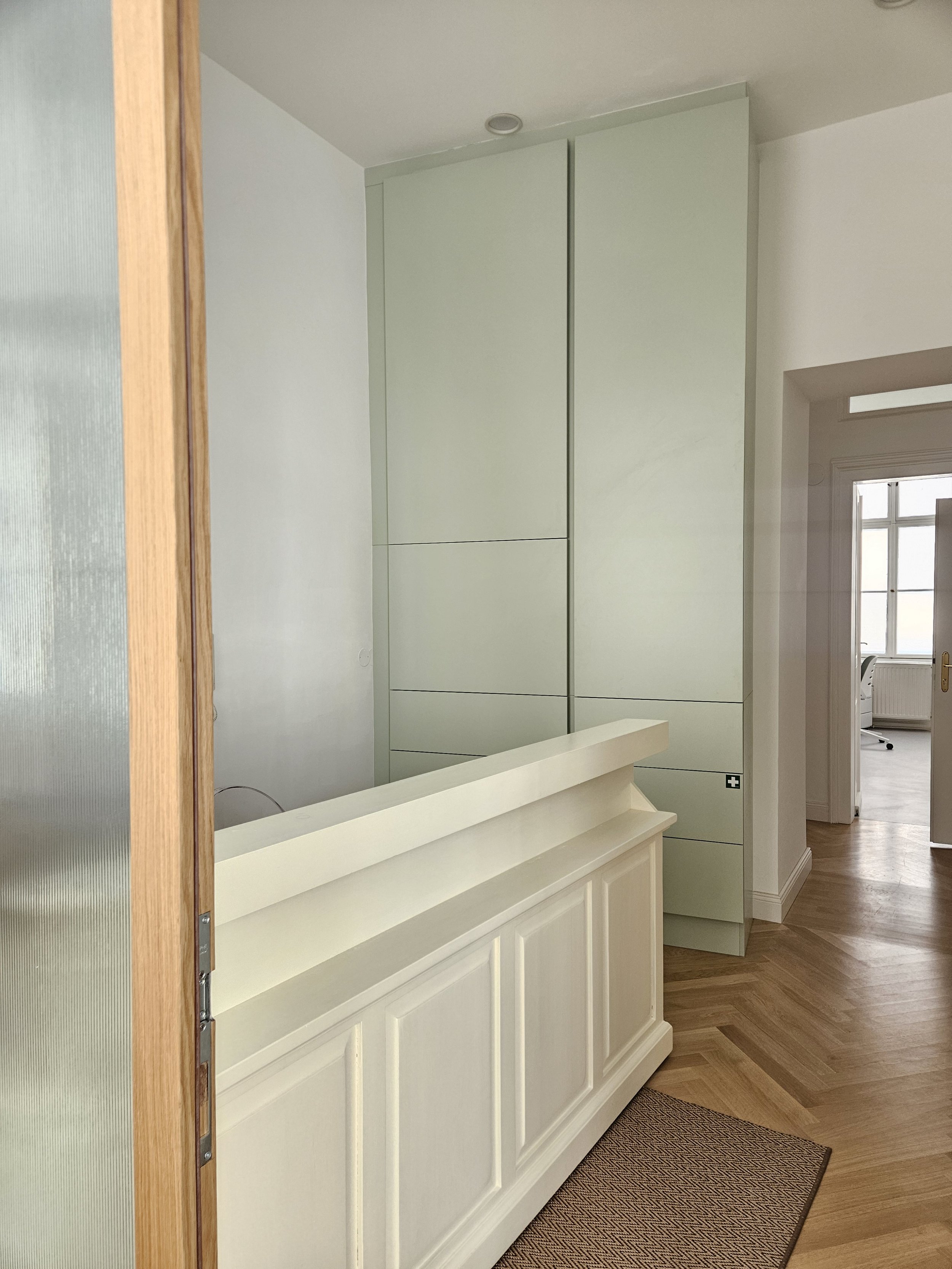 Innenaufnahme einer eleganten Praxis in der Wiener Innenstadt, Ordinationsbereich zum Wohlfühlen, Empfangsbereich mit Parkettboden