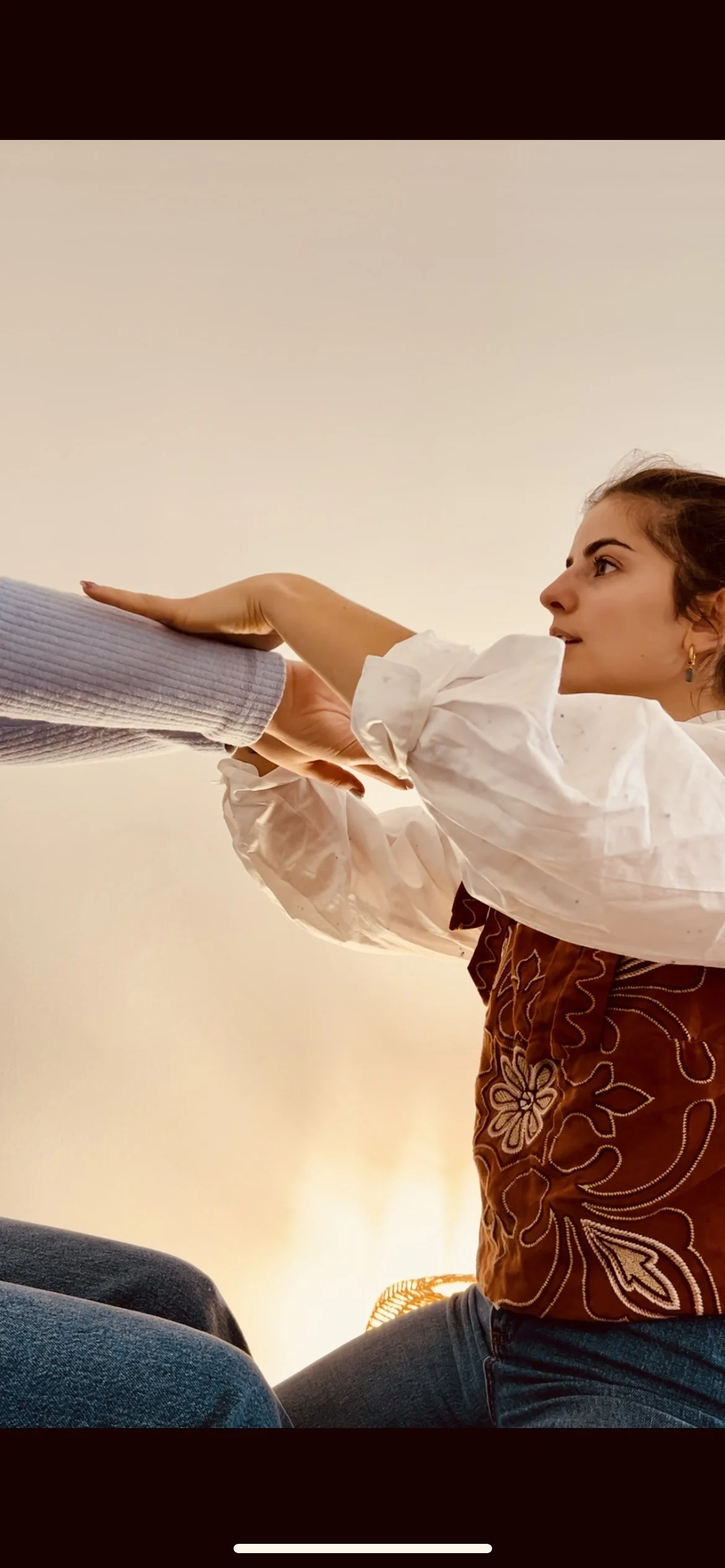 Une femme et une personne dont seule la main est visible échangent un high five.