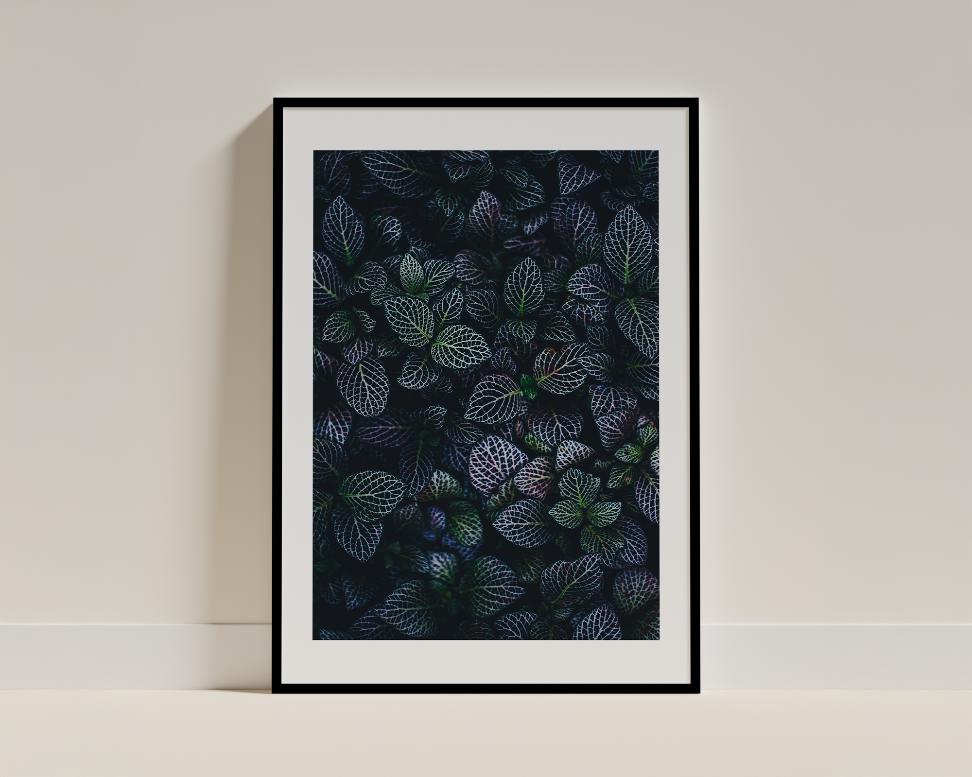 Dark Botanical Leaf Print – Framed Nature Wall Art for Modern Interiors