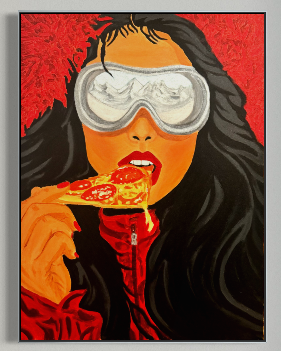 Gemälde einer Frau mit schwarzen Haaren und rotem Lippenstift, die eine Pizza isst, trägt eine rote Jacke und eine Skibrille, vor rotem Hintergrund.