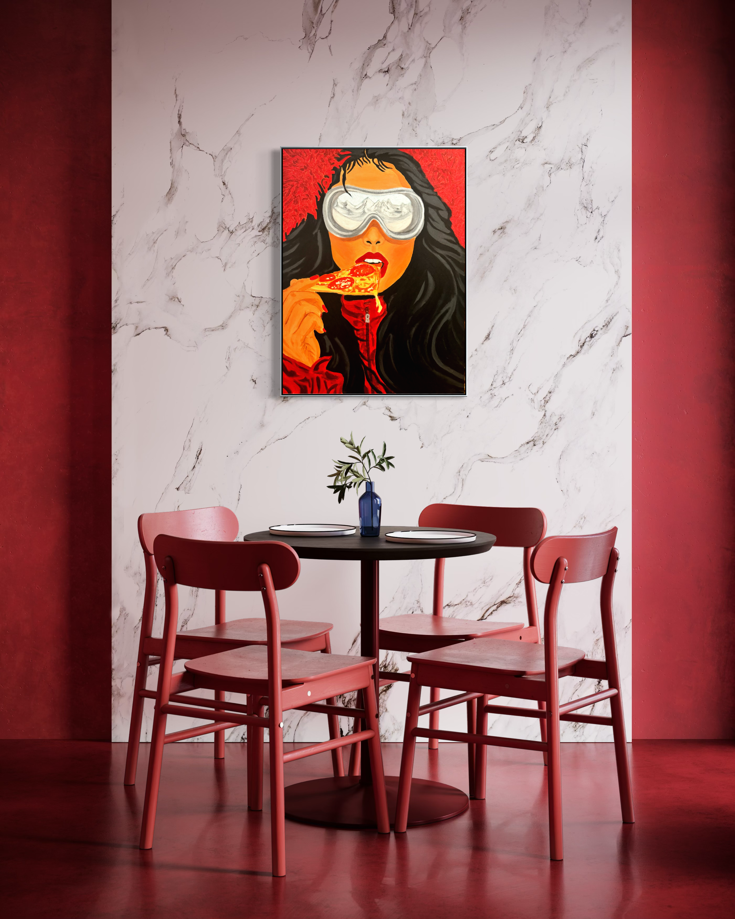 Ein runder Esstisch mit vier roten Stühlen, einer blauen Vase mit grünem Zweig und zwei weißen Tellern. An der Wand hängt ein modernes Kunstwerk eines Mädchens mit Schnorchelmaske, das Pizza isst, vor einem roten Hintergrund.