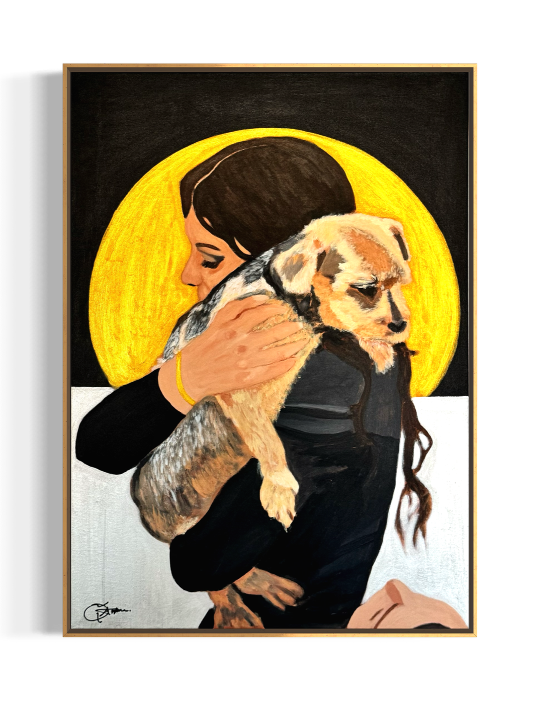 Eine Frau hält einen kleinen Hund mit braunem und schwarz geflecktem Fell vor einer schwarzen und weißen Hintergrund mit einem großen gelben Kreis im Hintergrund.