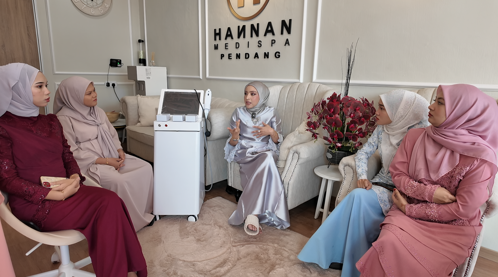 Manager Sheera menerangkan rawatan HIFU facial di Hannan Medispa Pendang kepada pelanggan dalam sesi konsultasi rawatan lifting wajah tanpa bedah.