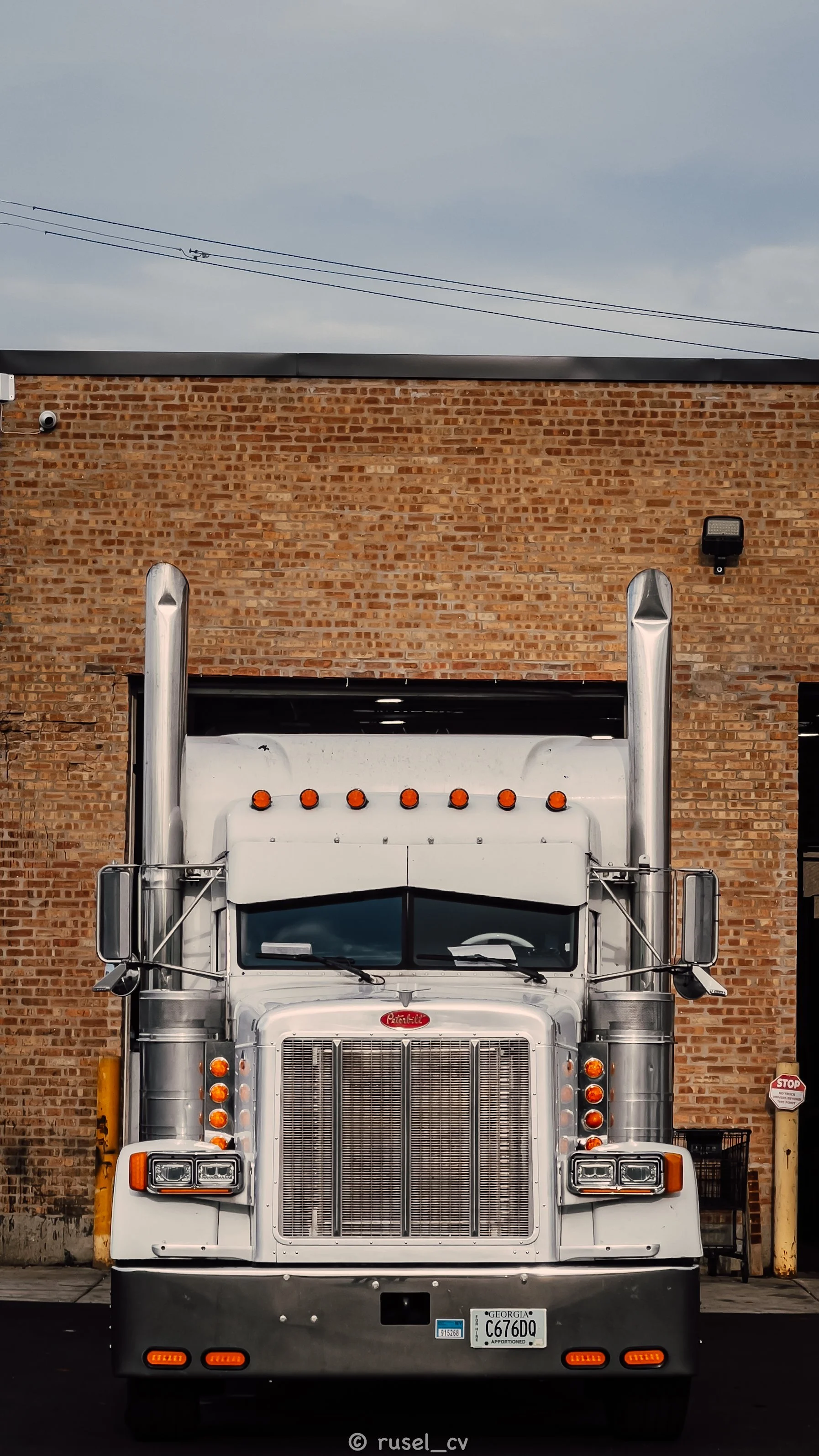 Front view of 2003 Peterbilt 379 with CAT 3406E engine