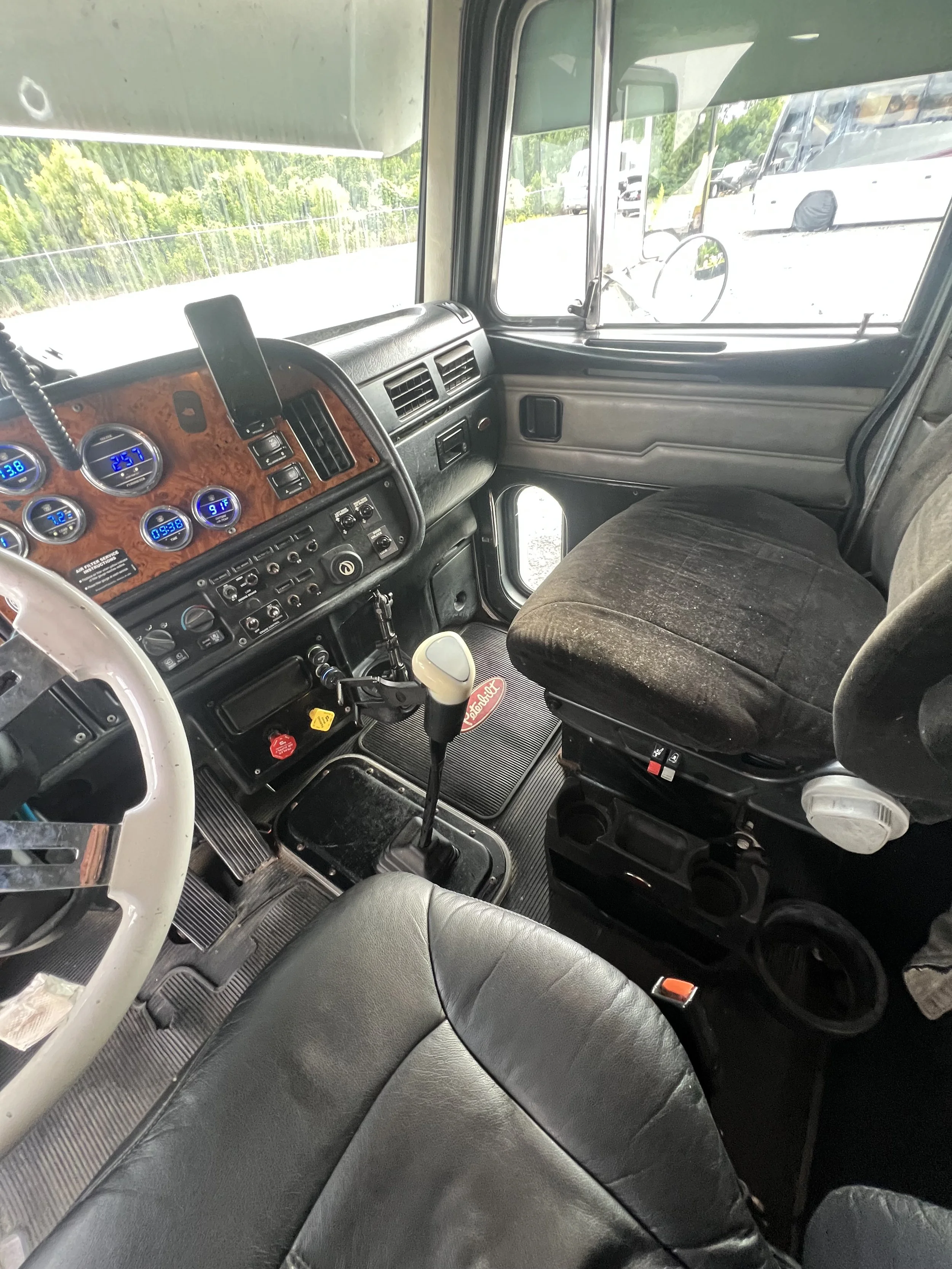 Cab entry and driver's seat inside 2003 Peterbilt 379