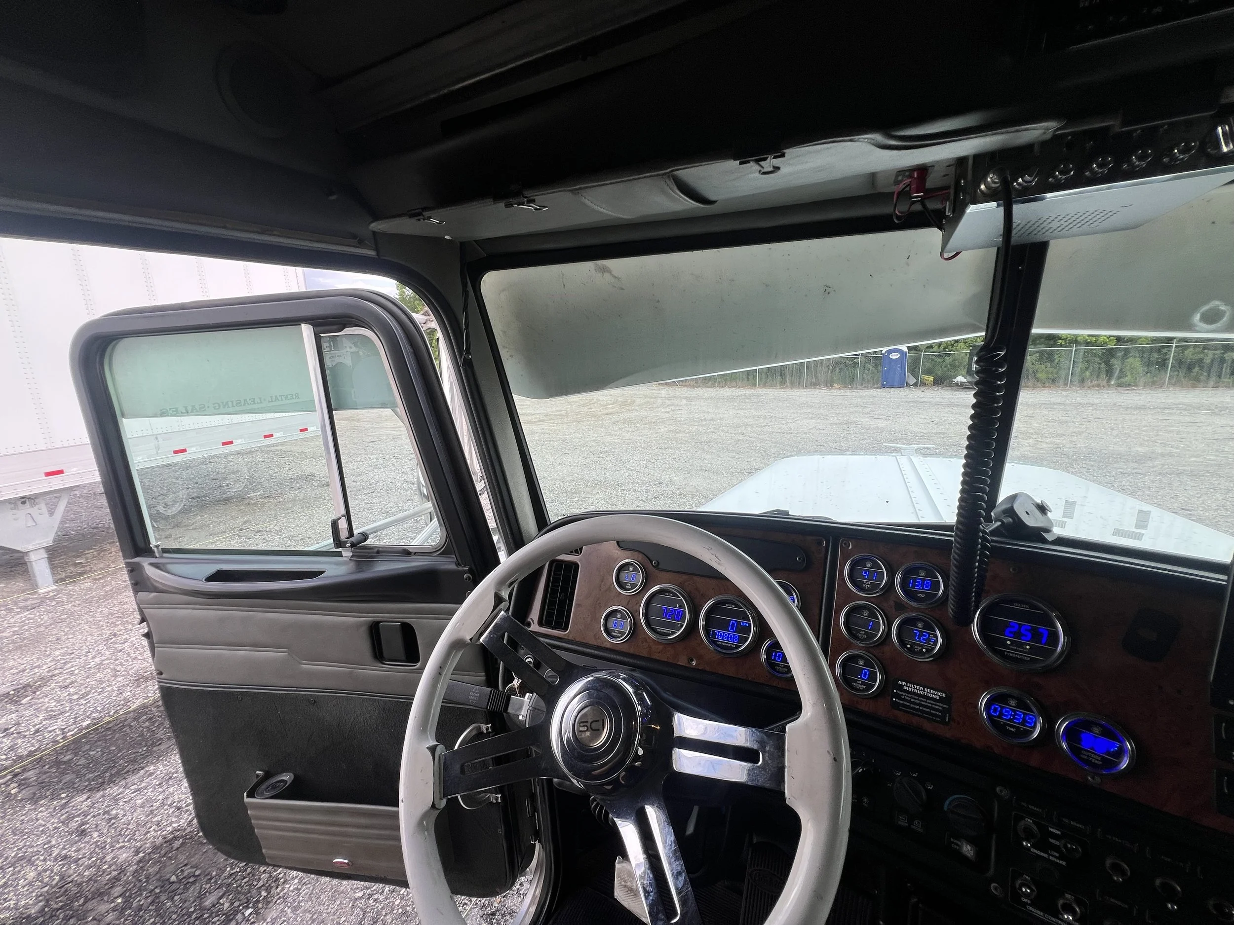 Dashboard and steering wheel inside 2003 Peterbilt 379