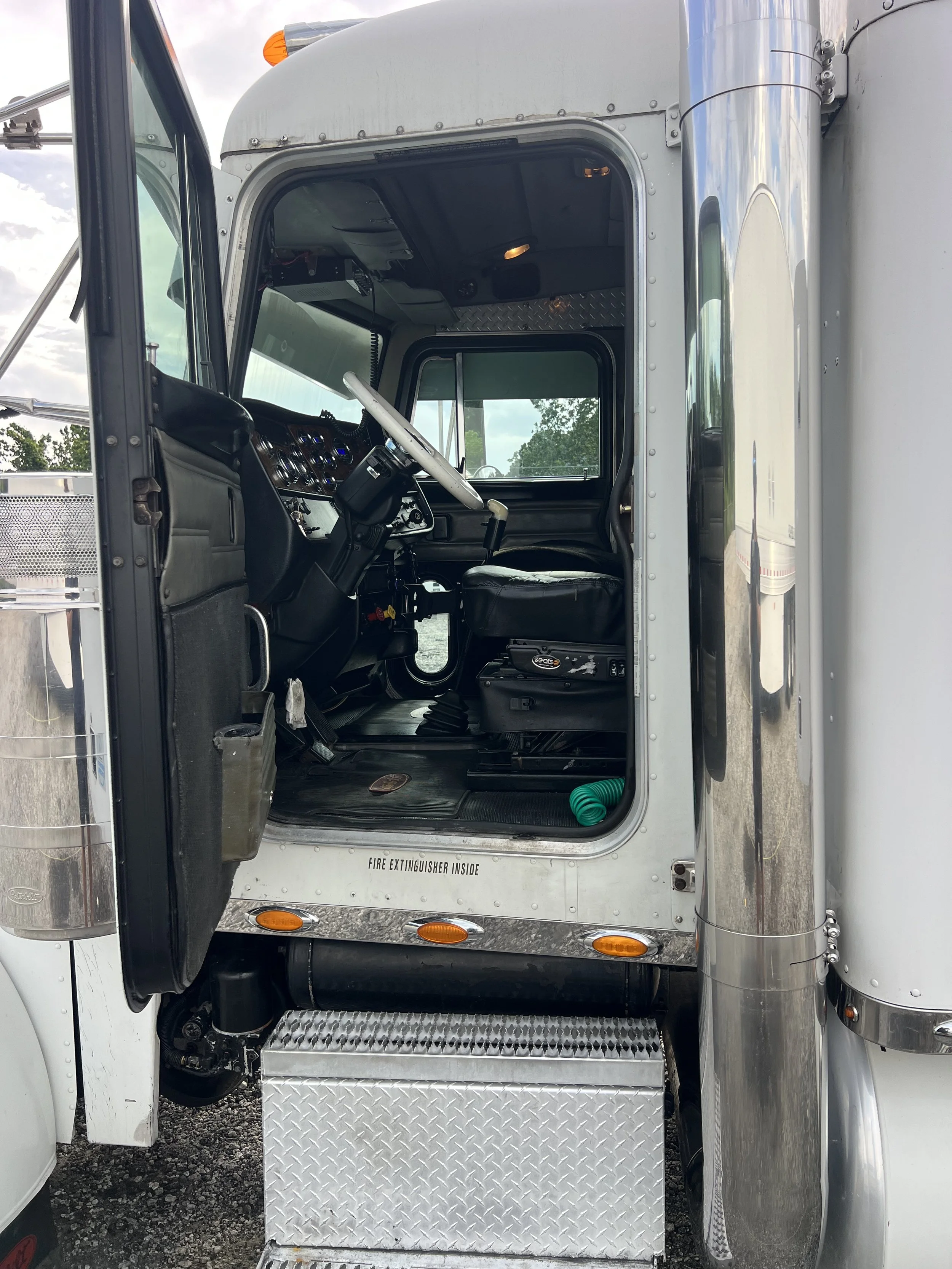 Driver entrance and cab of 2003 Peterbilt 379