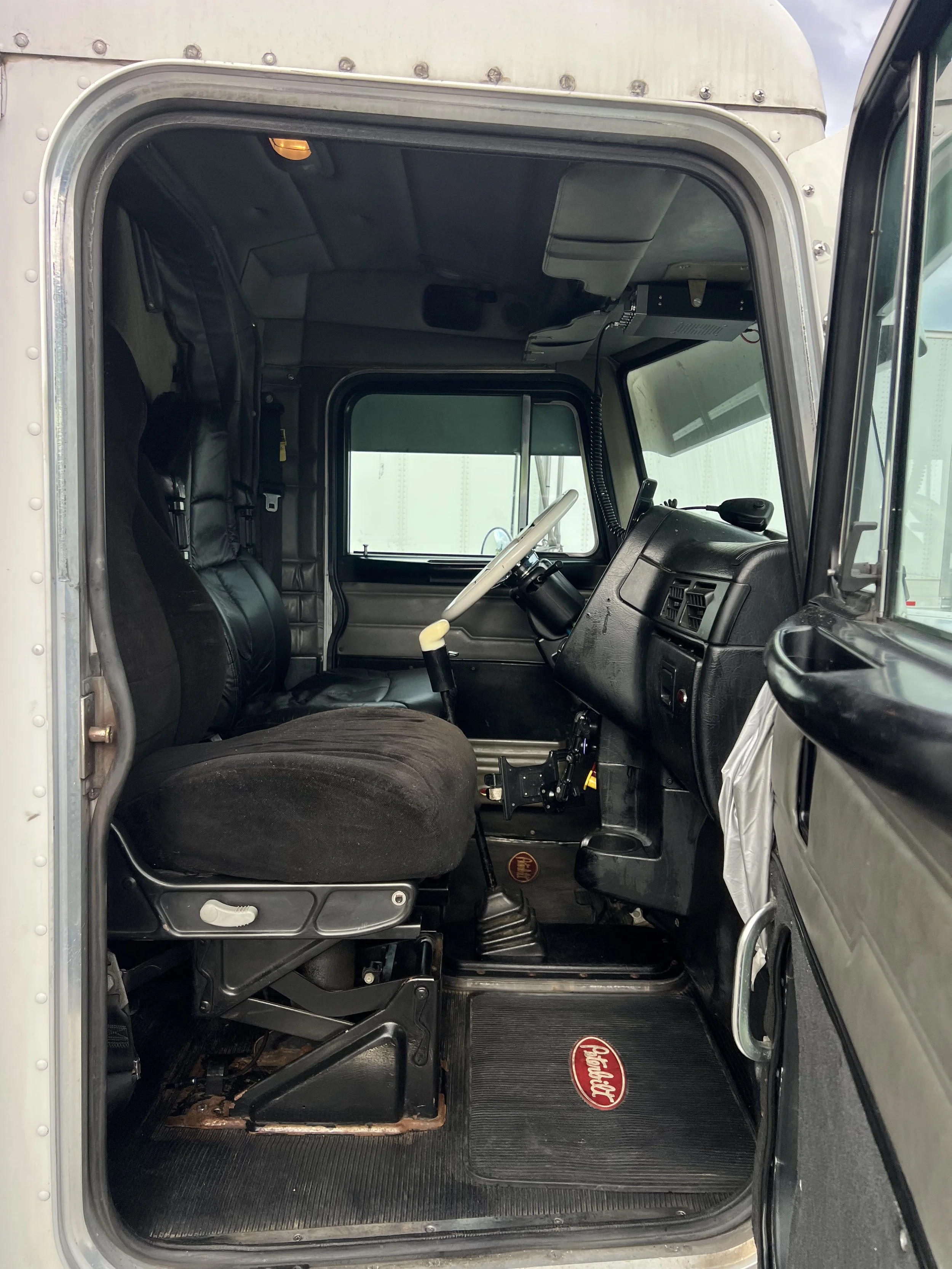 Driver seat and interior of 2003 Peterbilt 379