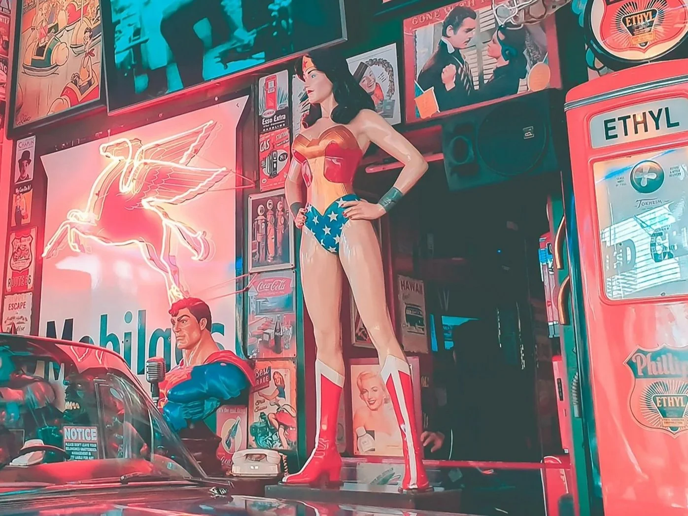 Kultige, bunte Pop-Art- und Retro-Postersammlung mit Wonder Woman-Creation, einem Auto, einem Neon-Logo eines Pegasus, Zeitschriften und einem Getränkeautomat.