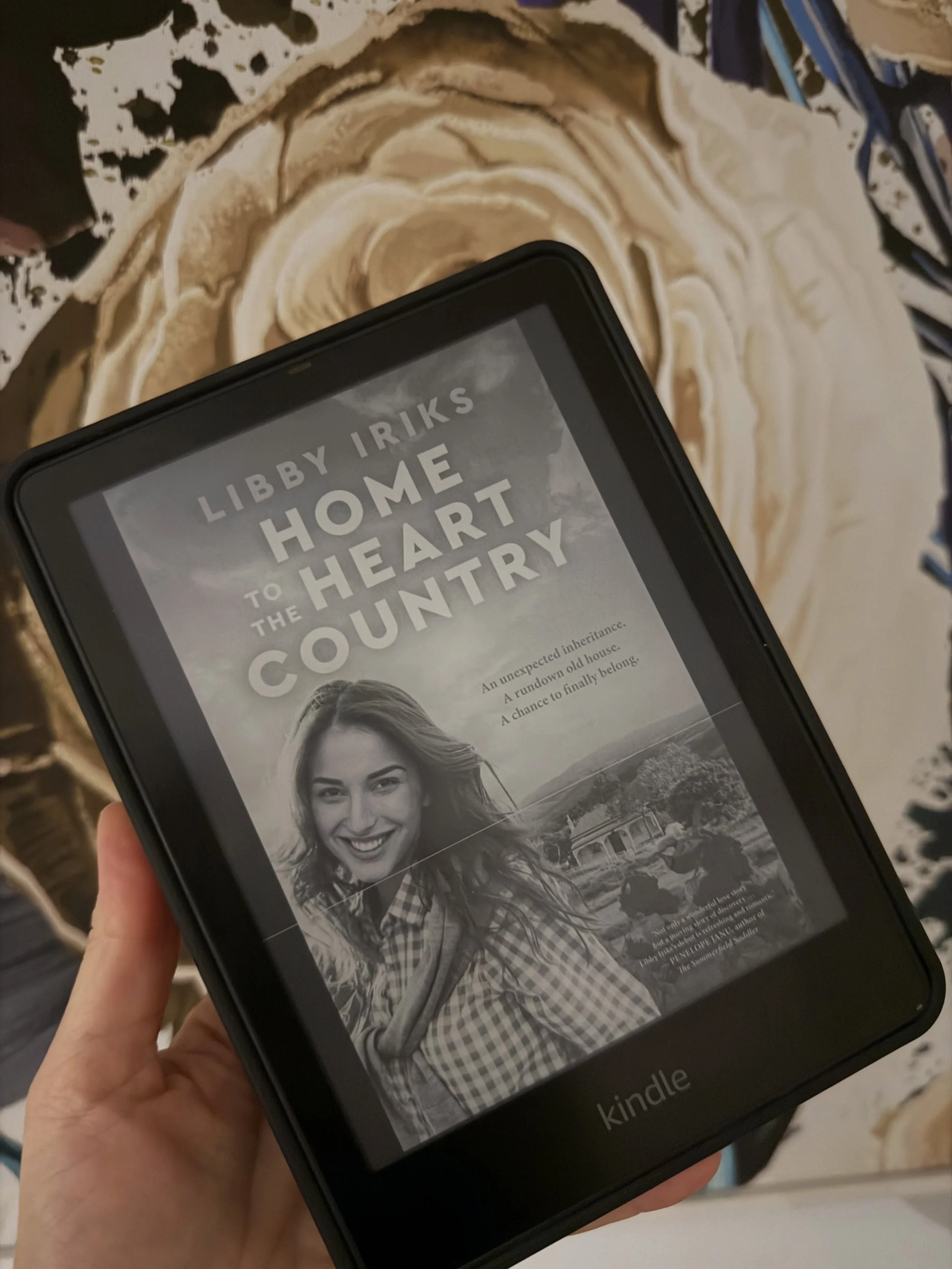 Home the Heart Country by @libbyiriks is a sweet, small town romance with depth. It explores themes of identity, loneliness, found family, and neurodiversity with such care. Layered and lovely 🥰 

#bookreview #australianfiction #bookstagram