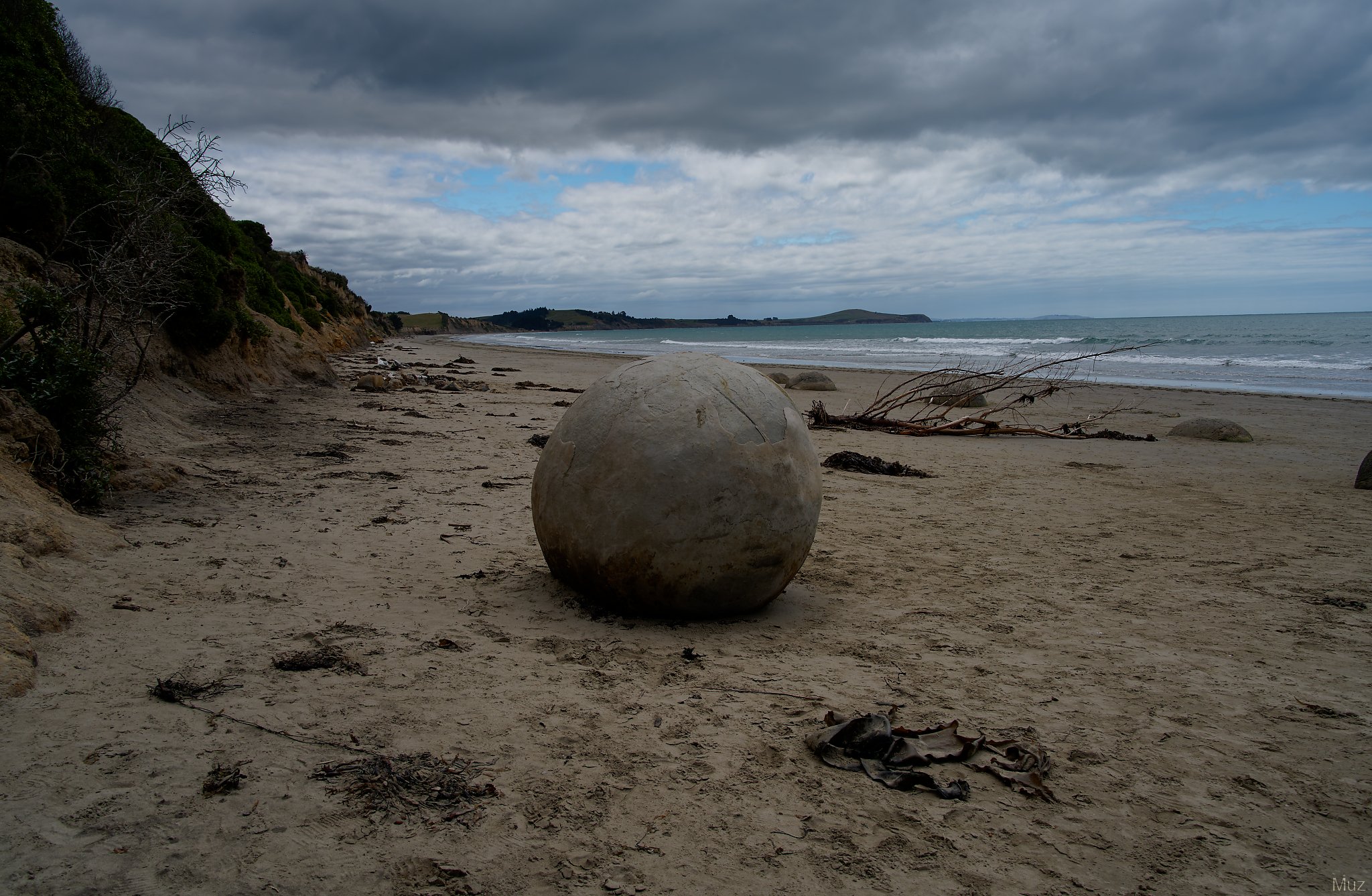 Vaguely Threatening Rock 2, Moeraki (28mm, f/8, 1/640s, ISO250)
