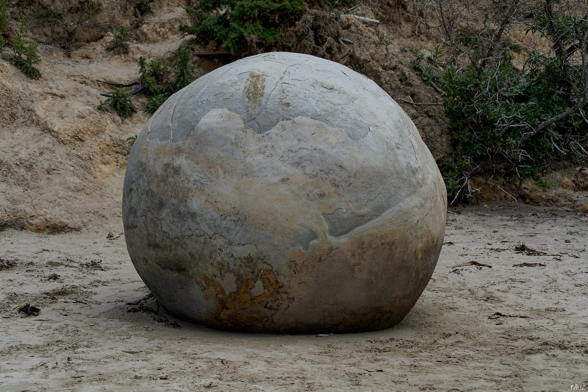 Vaguely Threatening Rock, Moeraki (97mm, f/8, 1/400s, ISO250)