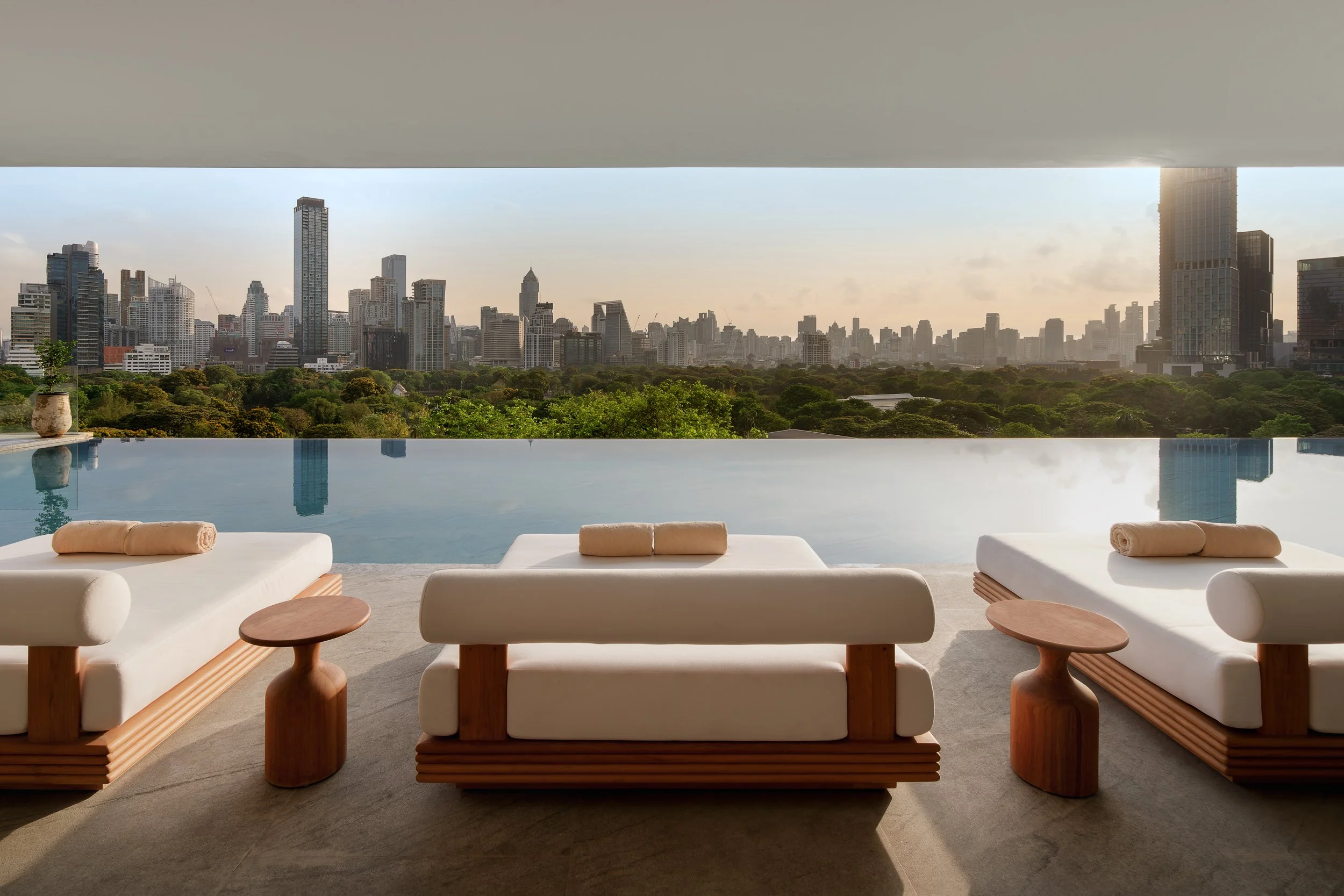 Ultra luxury Resort infinity pool overlooking Bangkok's skyline and Lumpini Park at sunrise in Bangkok, Thailand.