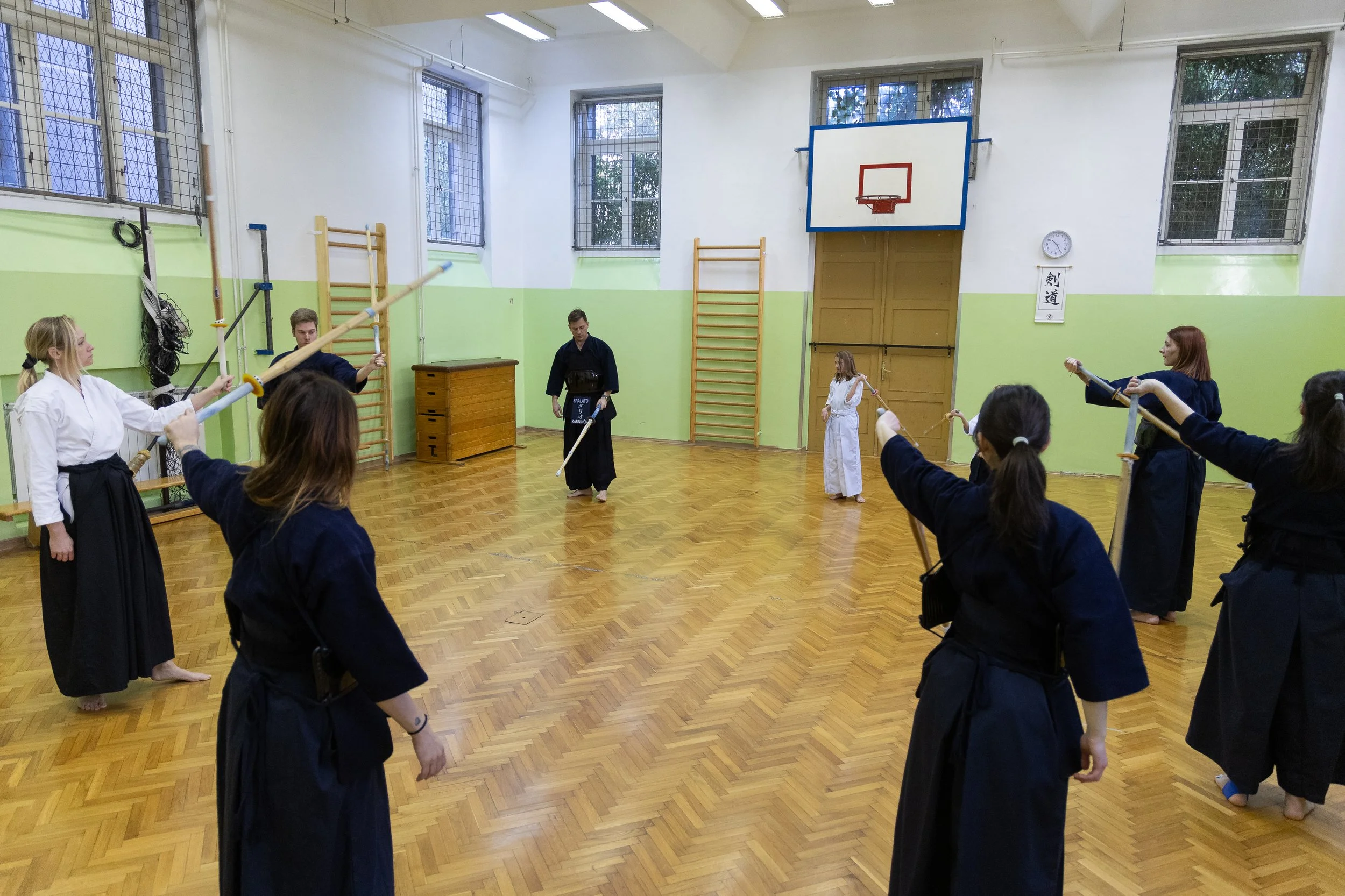 Članovi Kendo kluba Spalato zajednički vježbaju udarce shinaijem na treningu.