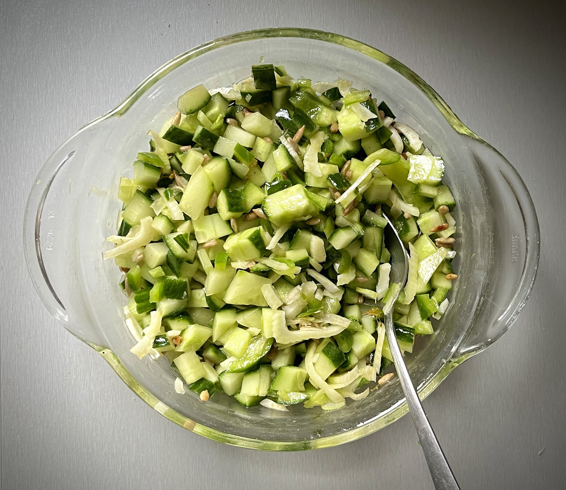 Komkommer-venkelsalade met zonnepitten