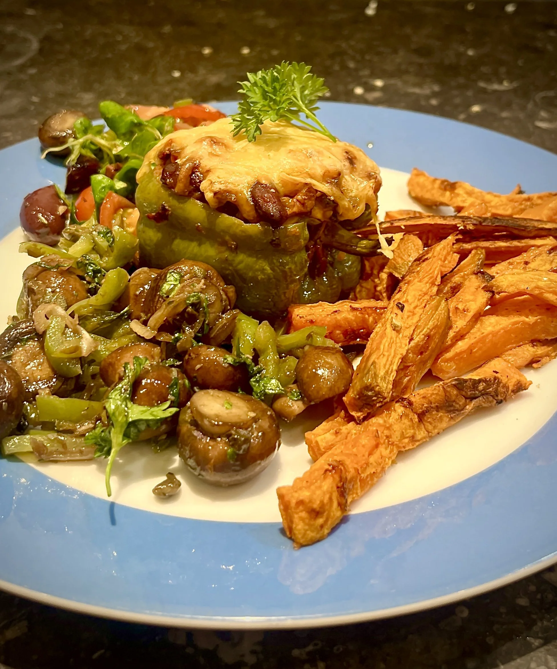 Zoete Aardappelfriet en gevulde paprika