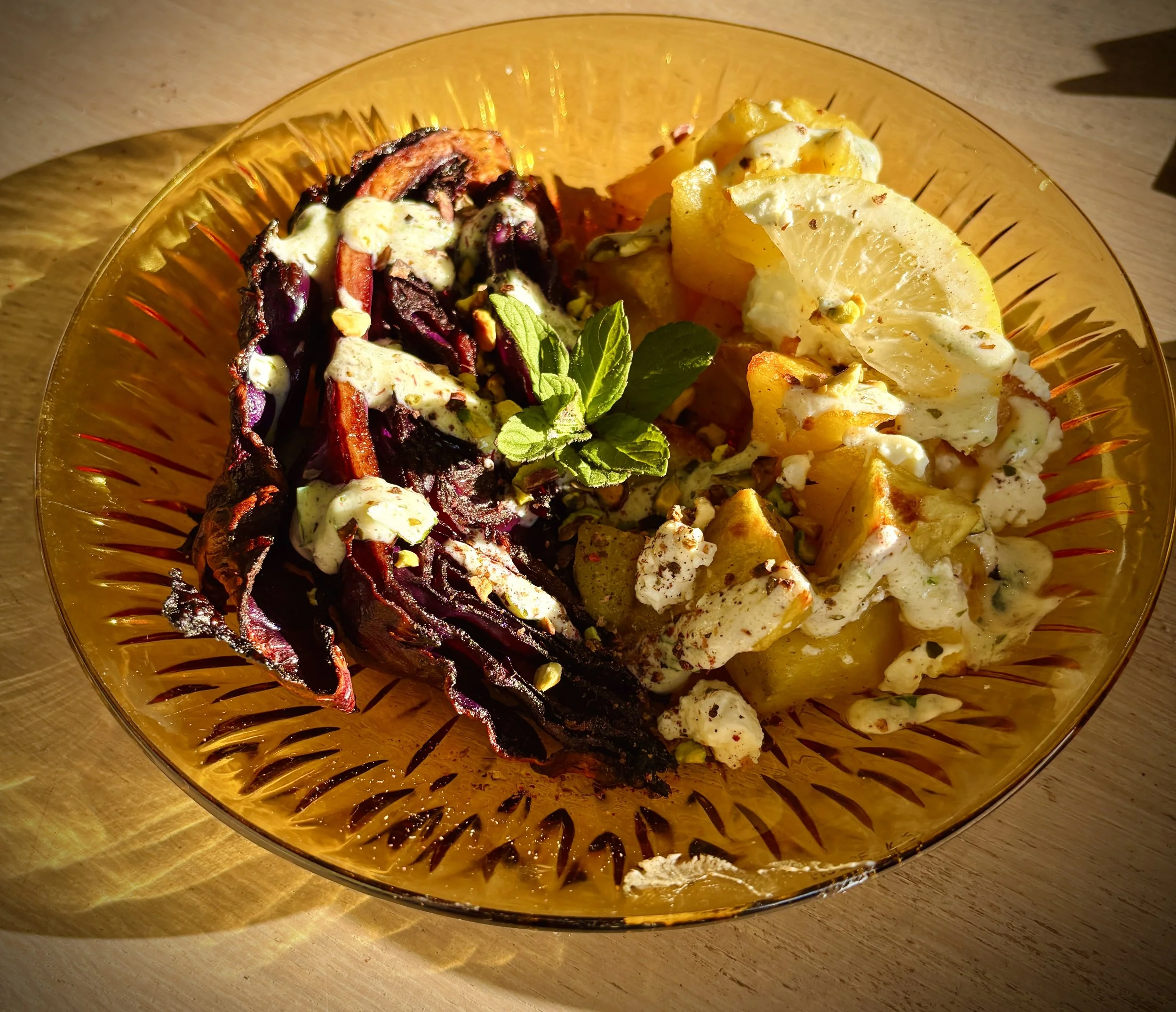 Geroosterde rodekoolsteaks met feta-citroenaardappels