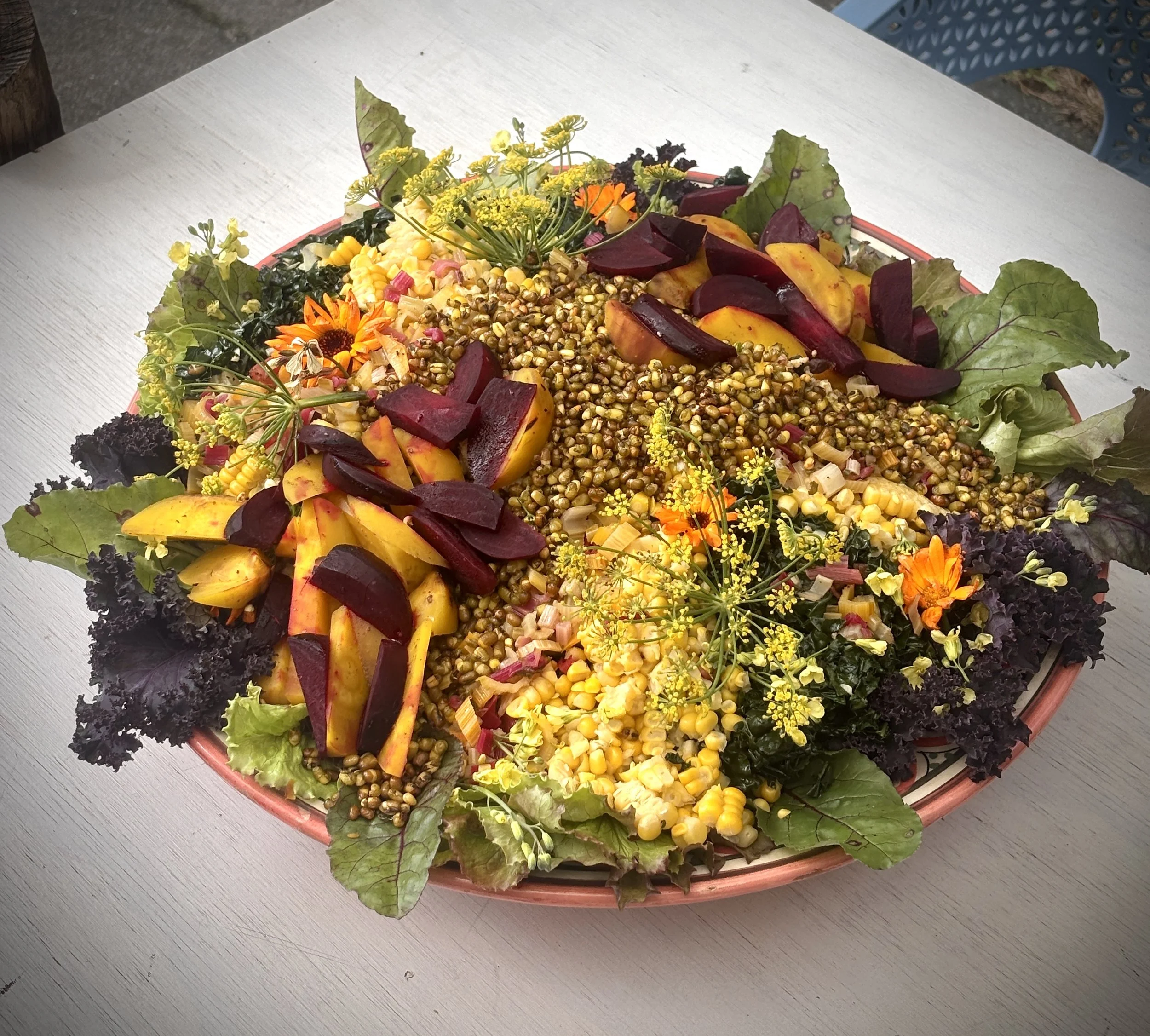 Gierstsalade met palmkool, geroosterde wortel en tomaat
