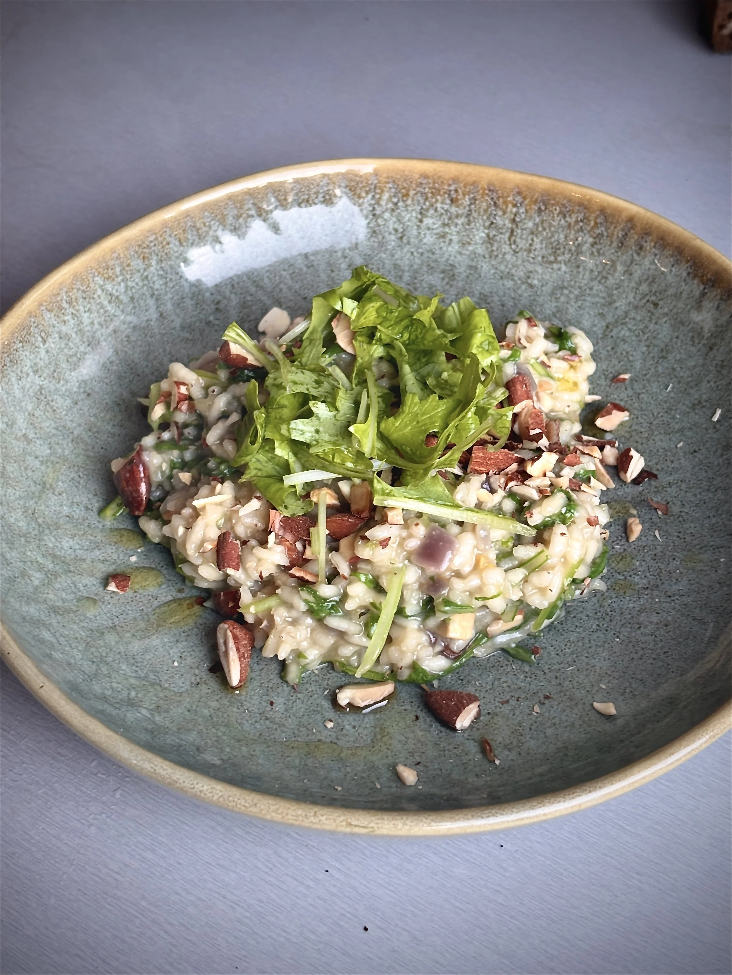 Raapsteelrisotto met gerookte amandelen
