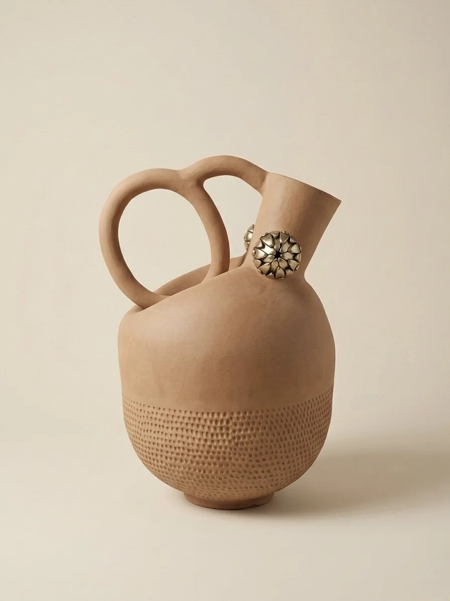  Cynara Pichet I — Pichet en grès roux de Vincent Schoepfer, têtes d'artichauts en bronze doré enchâssées, pièce unique 56×30 cm